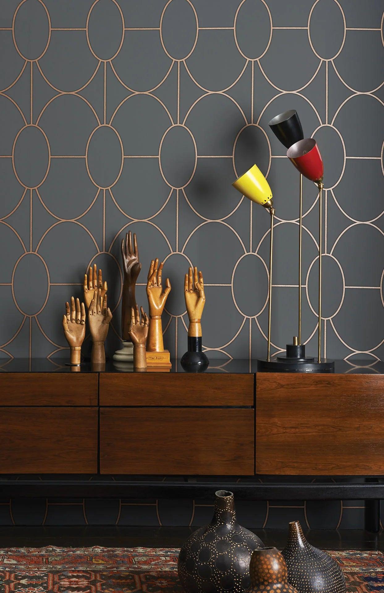 Tapeta z geometrycznym wzorem art deco GEOMETRIC II - Riviera ciepły szary na ścianę – Cole & Son