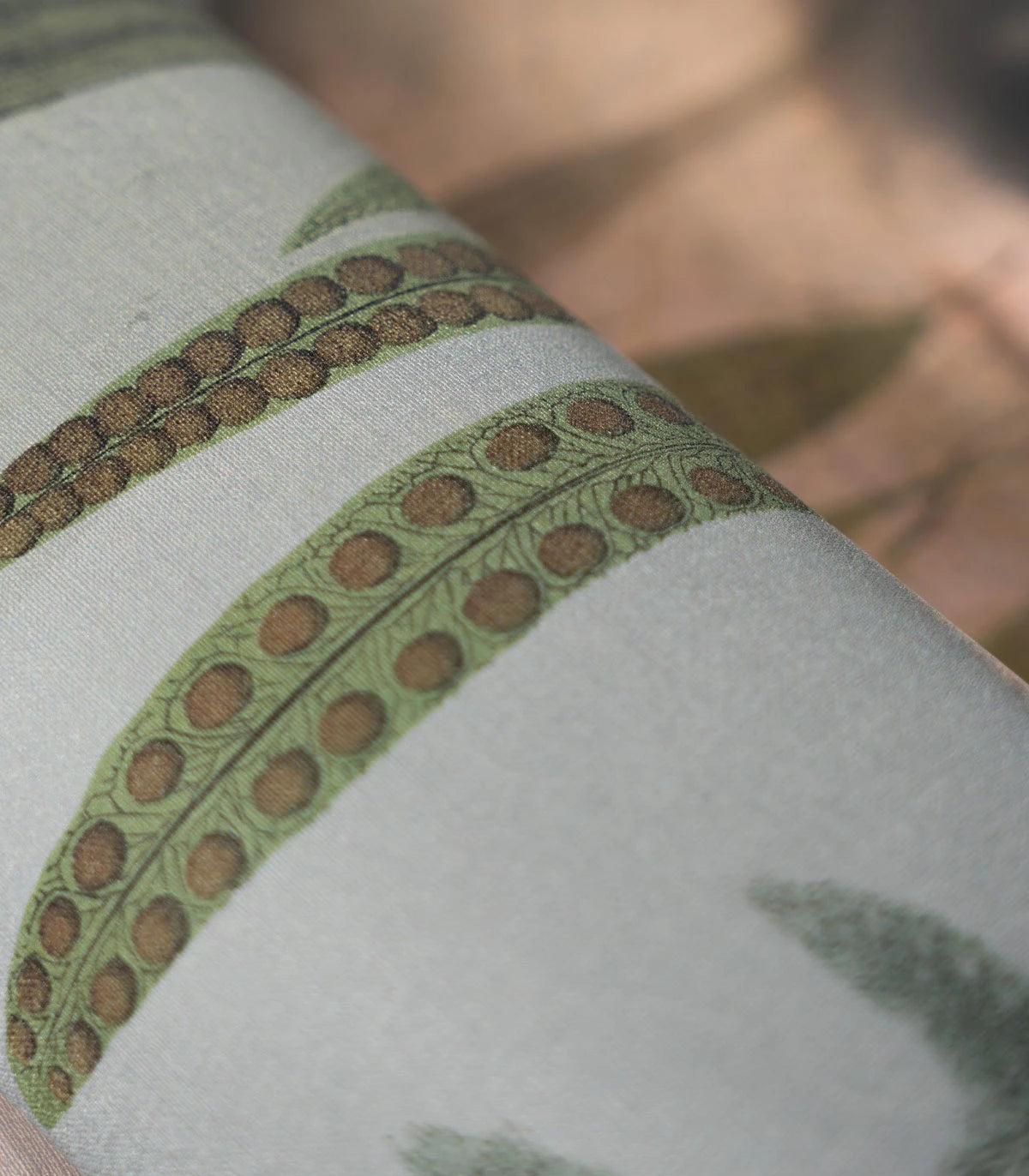 Tapete mit künstlerischem Porträt NATURMÄDCHEN MIT DER PERLE beige mit grünem Akzent