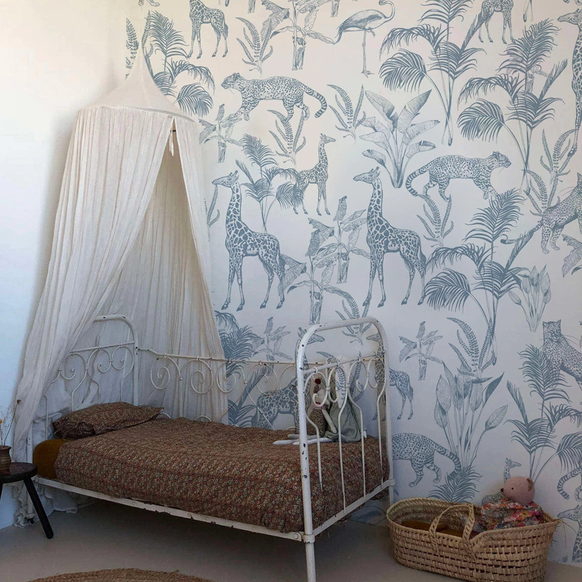 Behang met dierenmotief SAFARI BLUE lichtblauw met wit