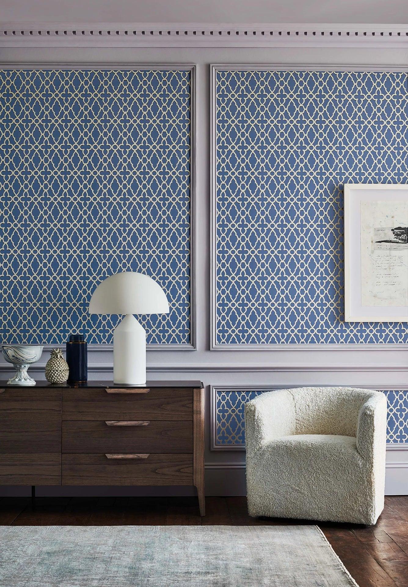Behang met geometrisch patroon DE PEARWOOD COLLECTIE - Groene treillage op marineblauw