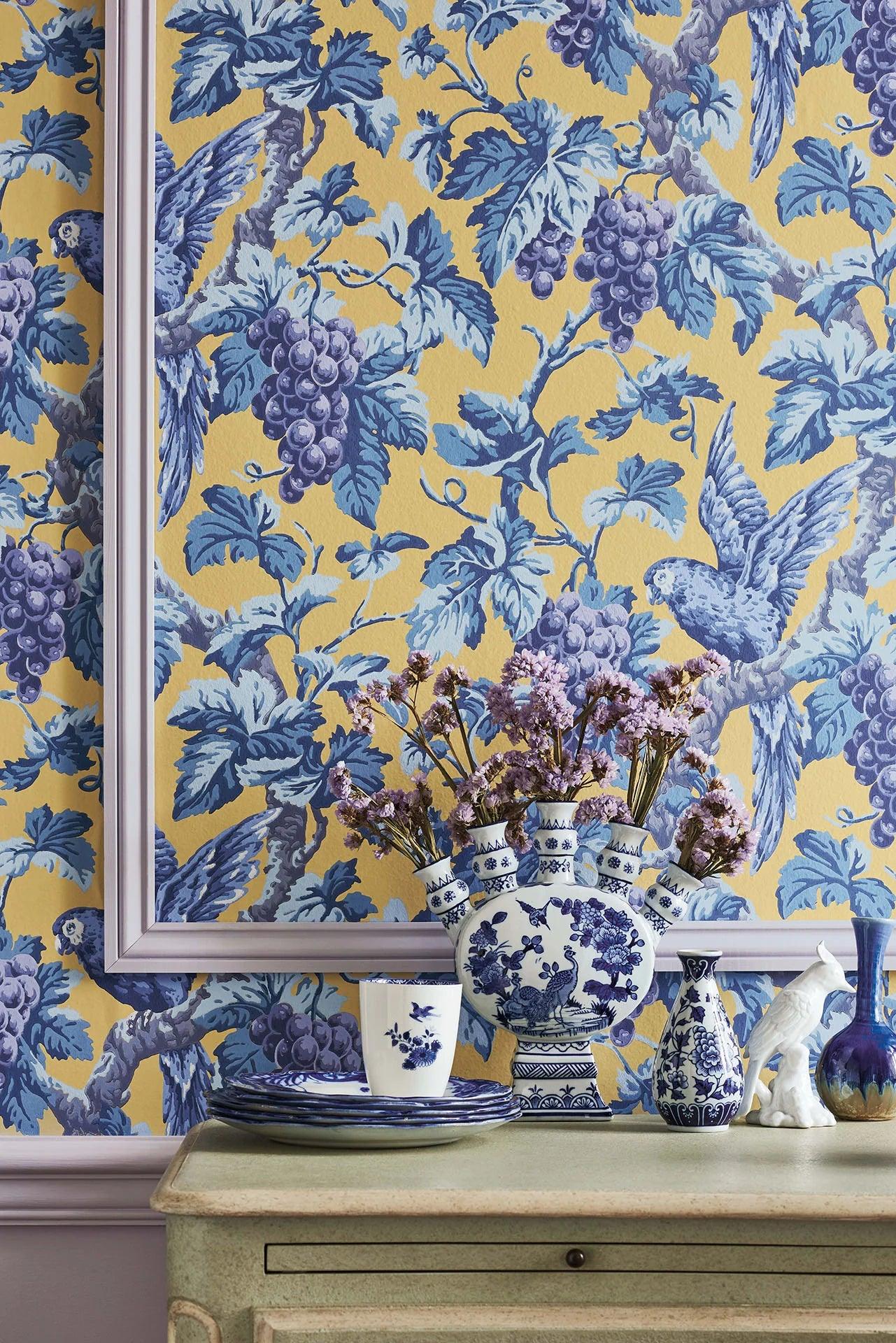 Behang met planten- en dierenmotief van vogels THE PEARWOOD COLLECTION - Woodvale Orchard zwart