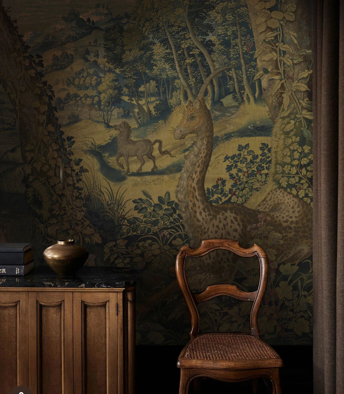 Behang met het landschap van het magische bos UNICORN ARRAS groen met bruin