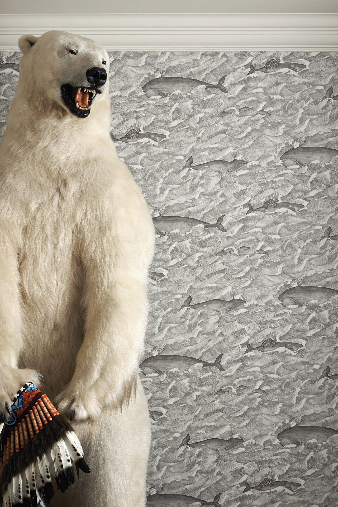 Behang met abstract patroon van zeewatergolven en walvissen WHIMSICAL - Melville metallic zilver