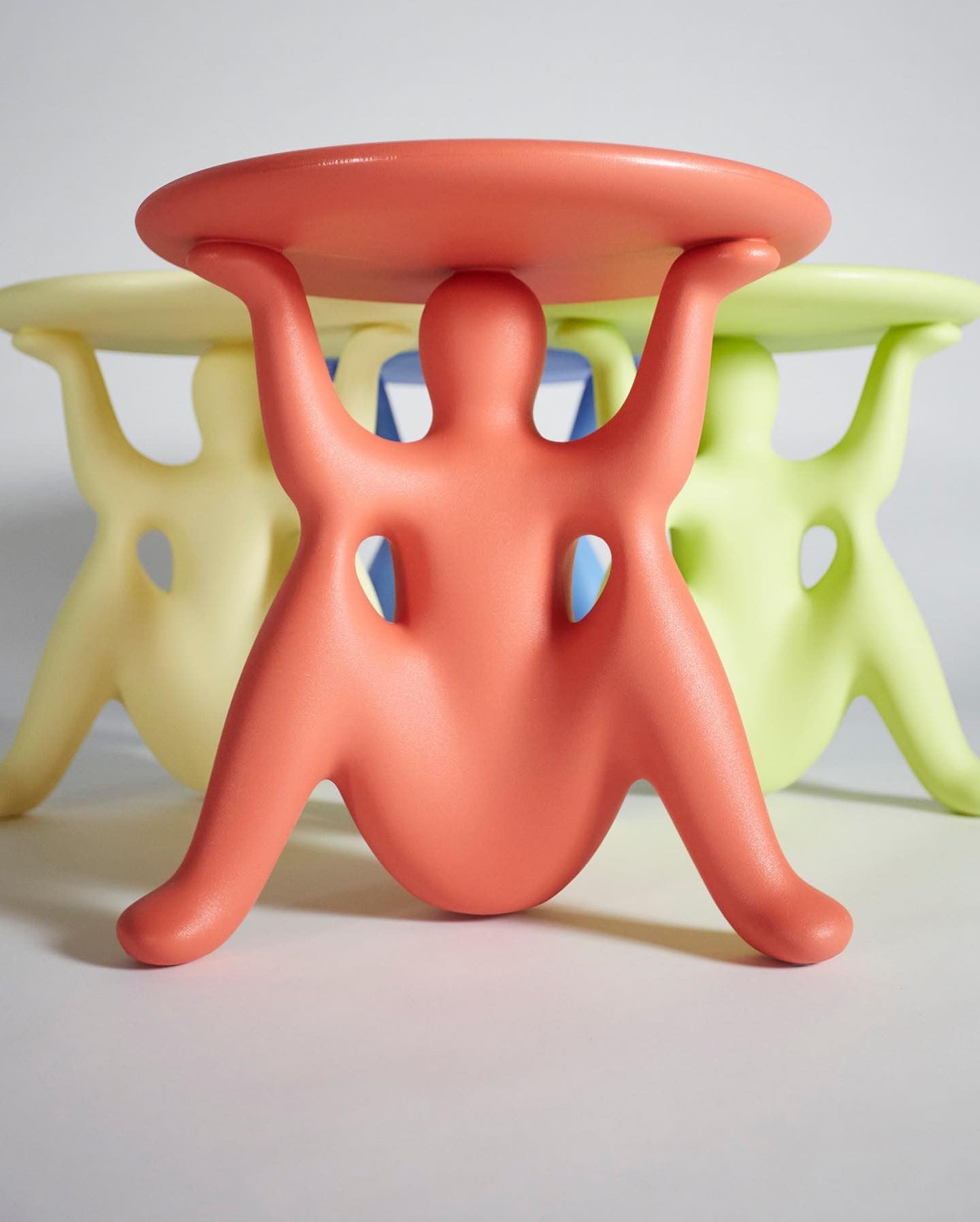 HELPYOURSELF round table terracotta