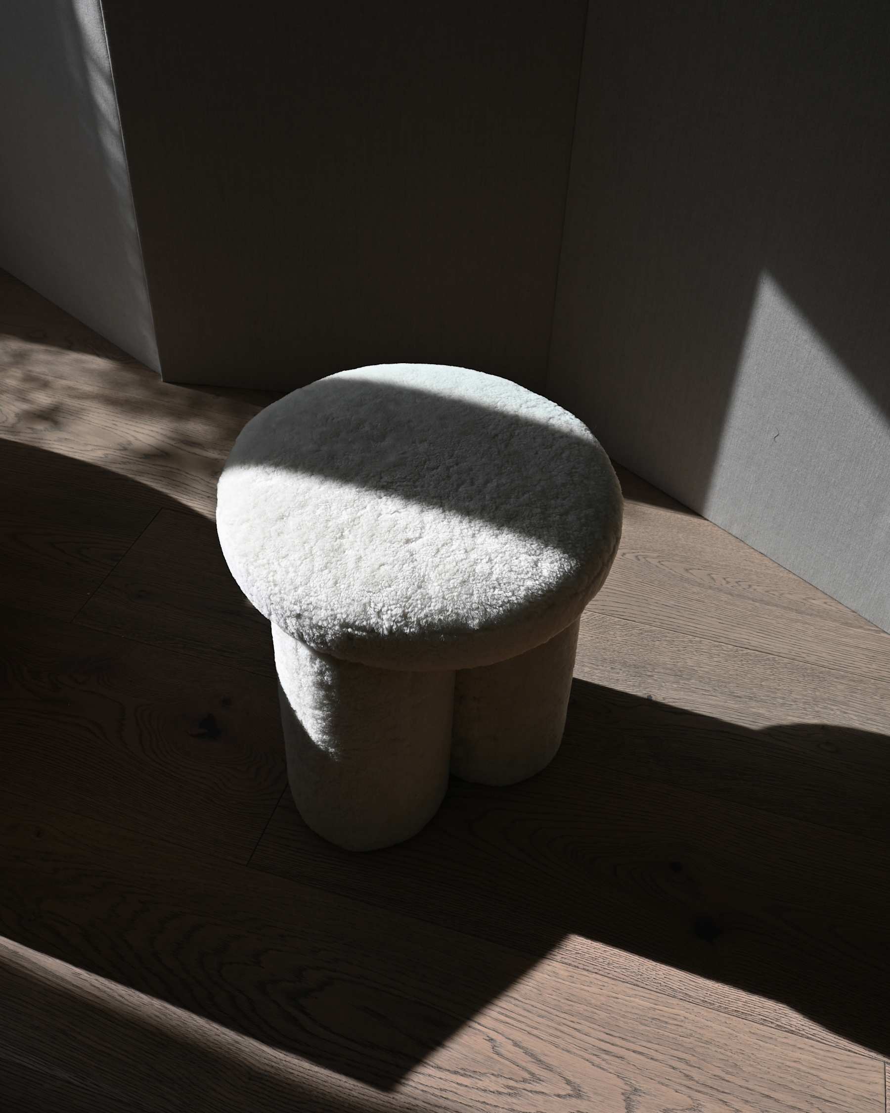 Hocker in schapenwol BIG FOOT zandkleurig