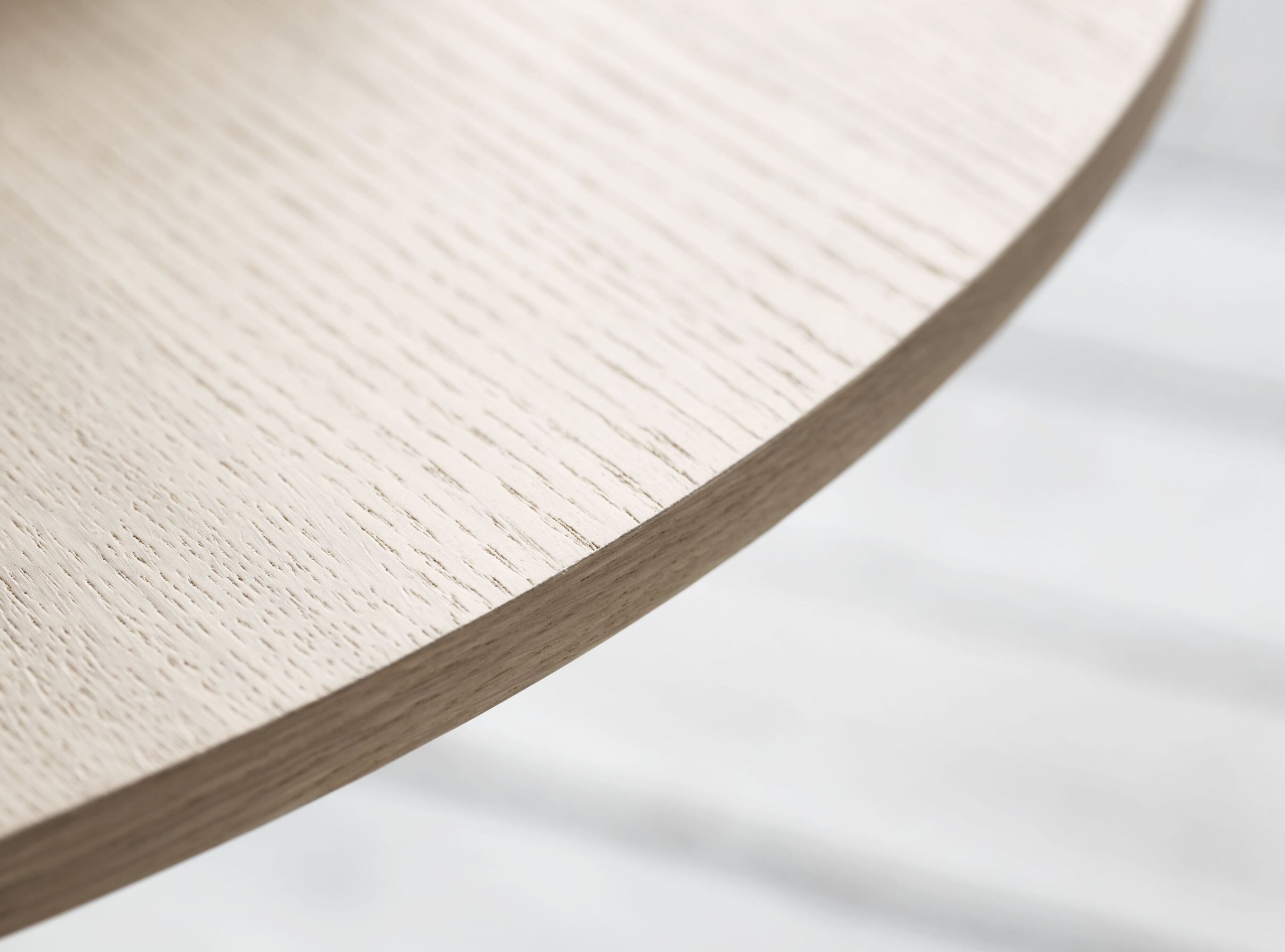 Rundtisch wurde gebleichte Eichenfurnier