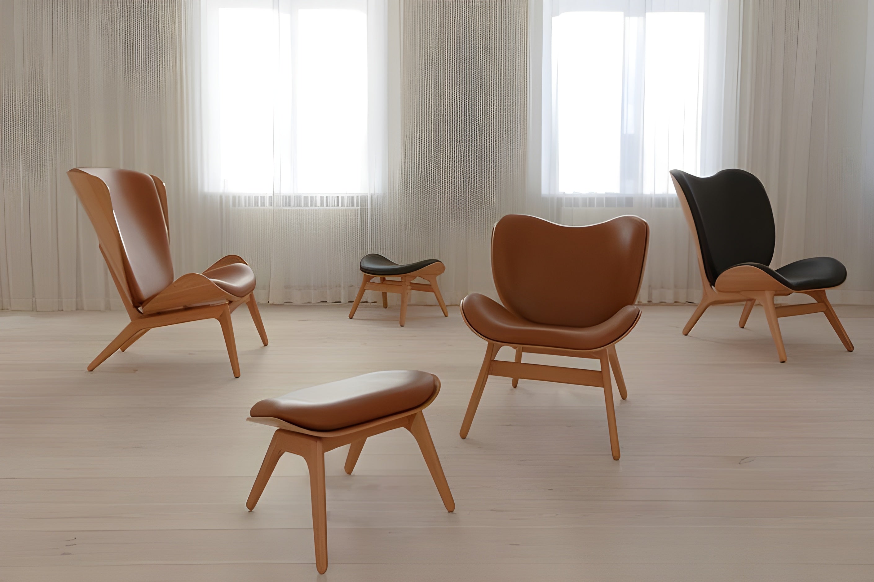 Fauteuil READER bruin leer met eiken basis