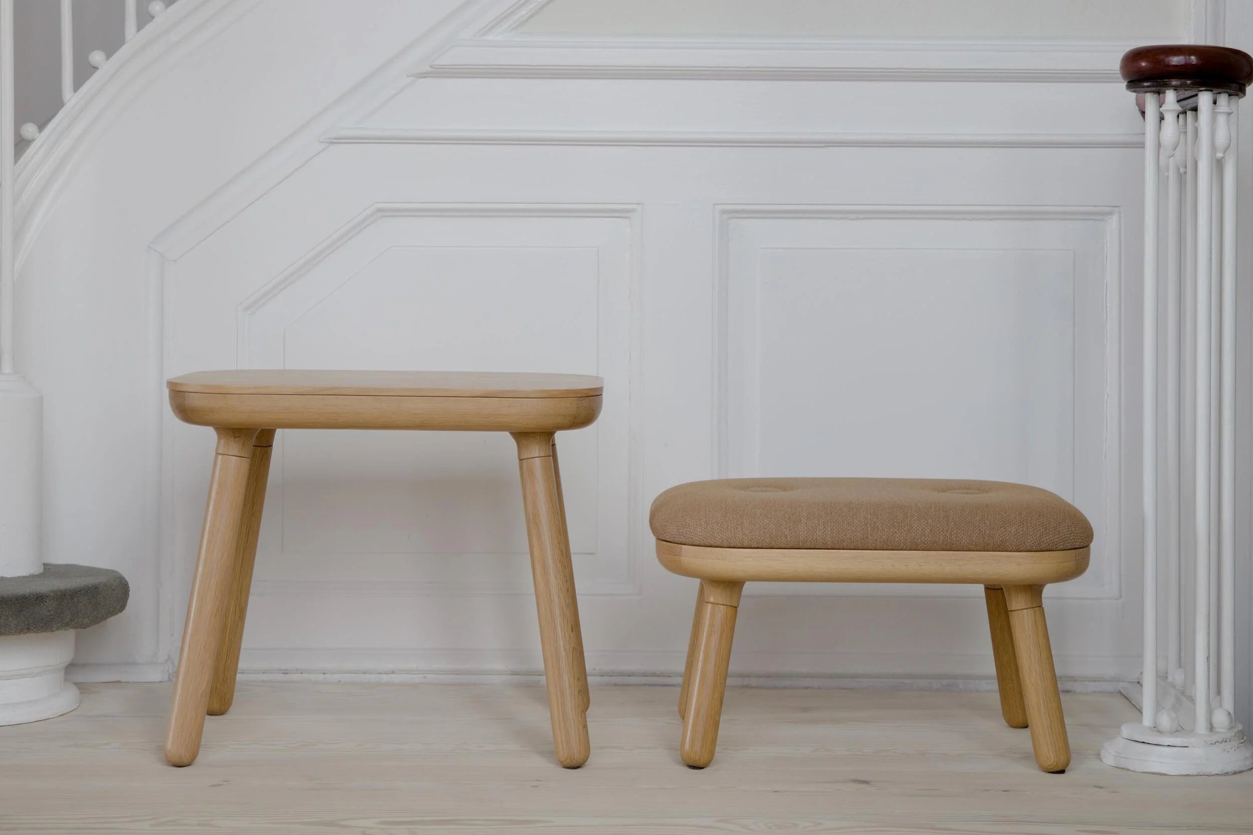 Hocker PAFF karamellfarben mit Eichenbasis