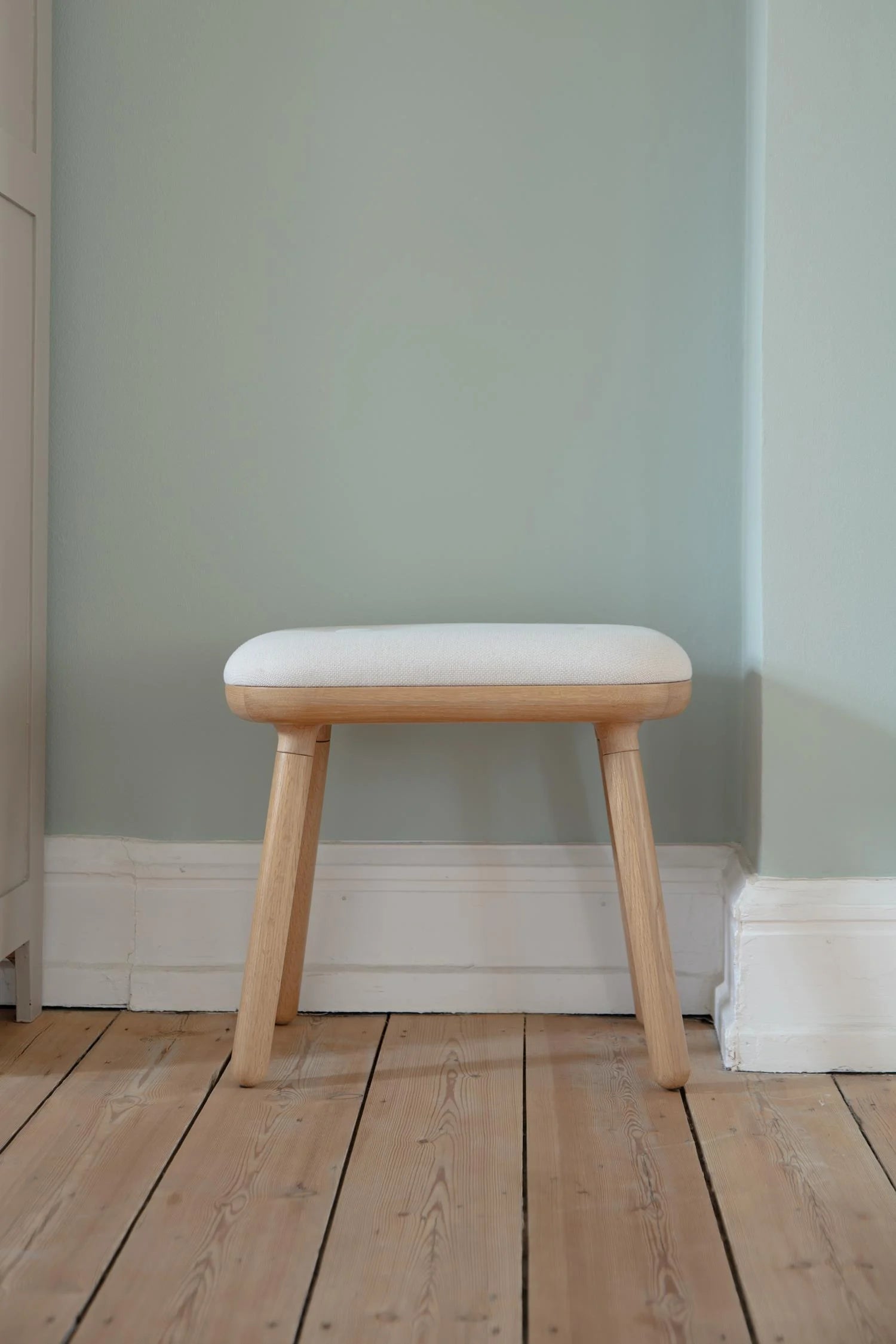 Hocker PAFF sandfarben mit Eichenbasis