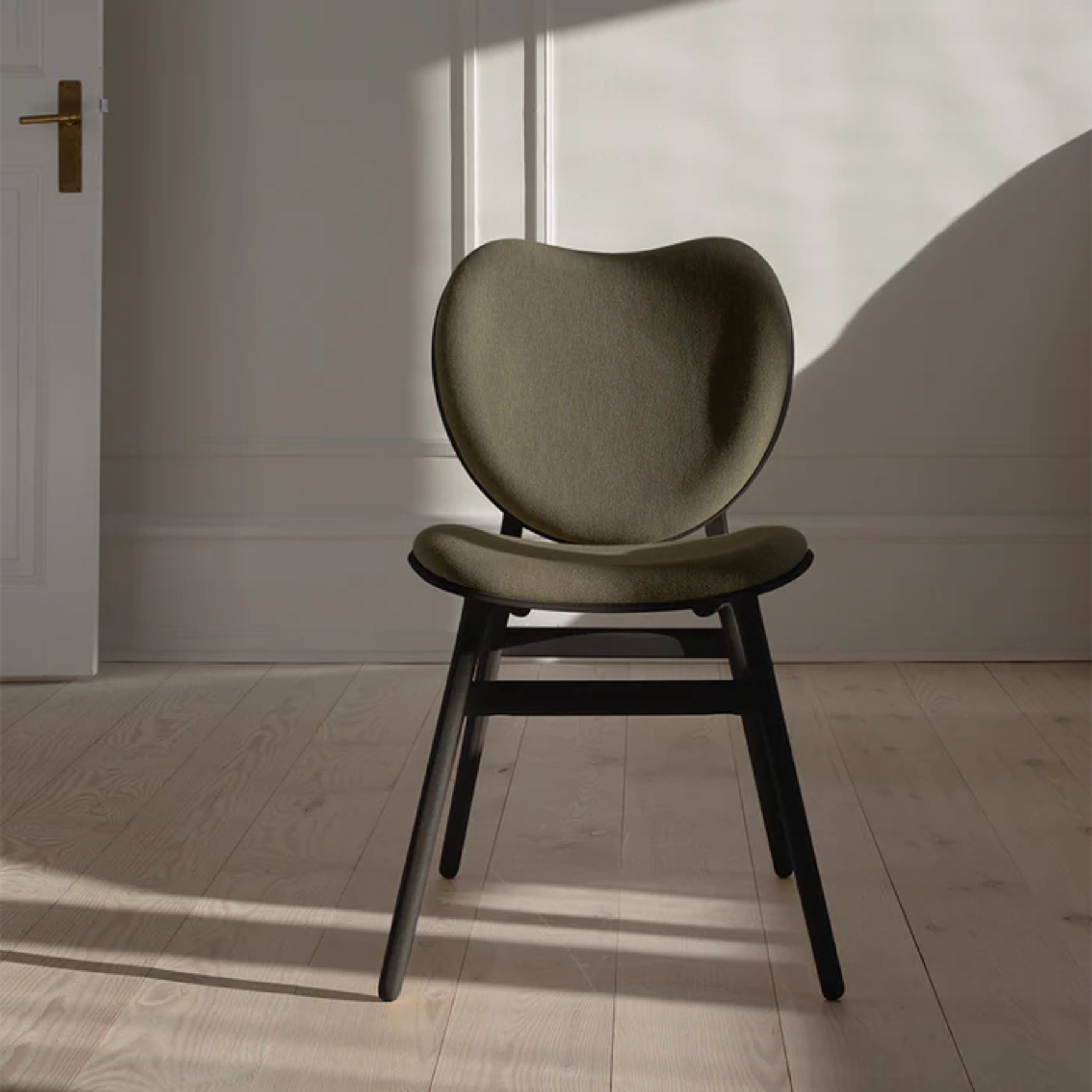 Stoel CONVERSATIE groen met zwarte eiken basis