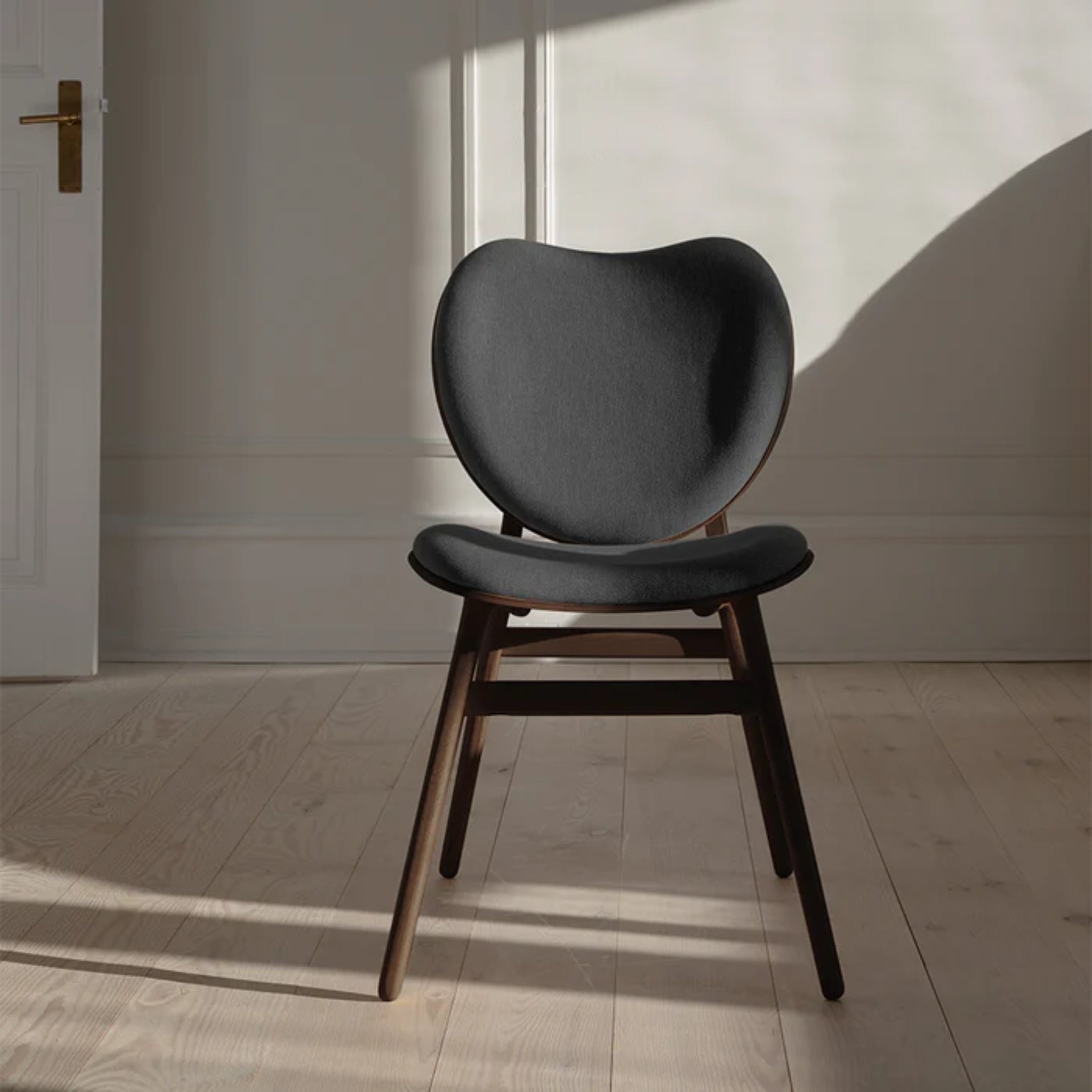 CONVERSATION chair dark gray with dark oak base