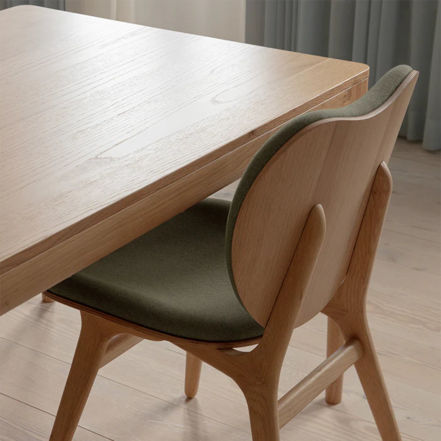 CONVERSATION chair green with oak base