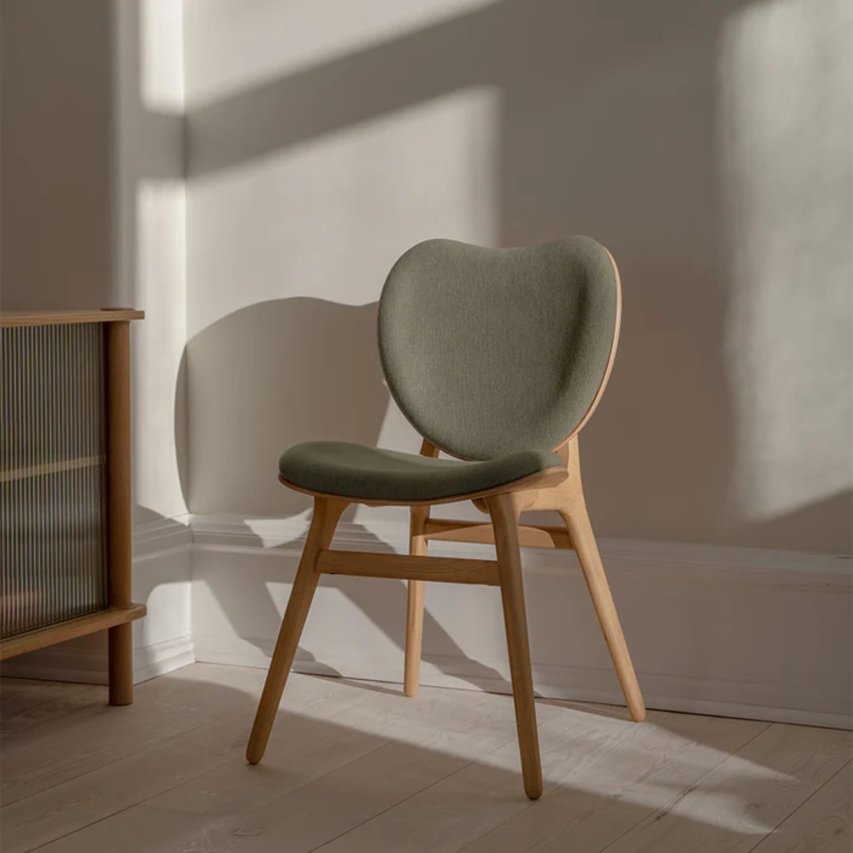 CONVERSATION chair green with oak base