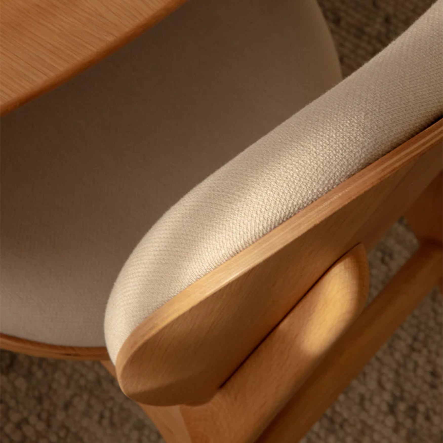 Stoel CONVERSATIE zandkleurig met eiken basis