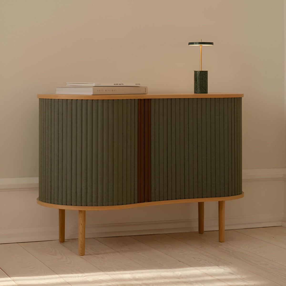 Dapper groene commode met eikenhout