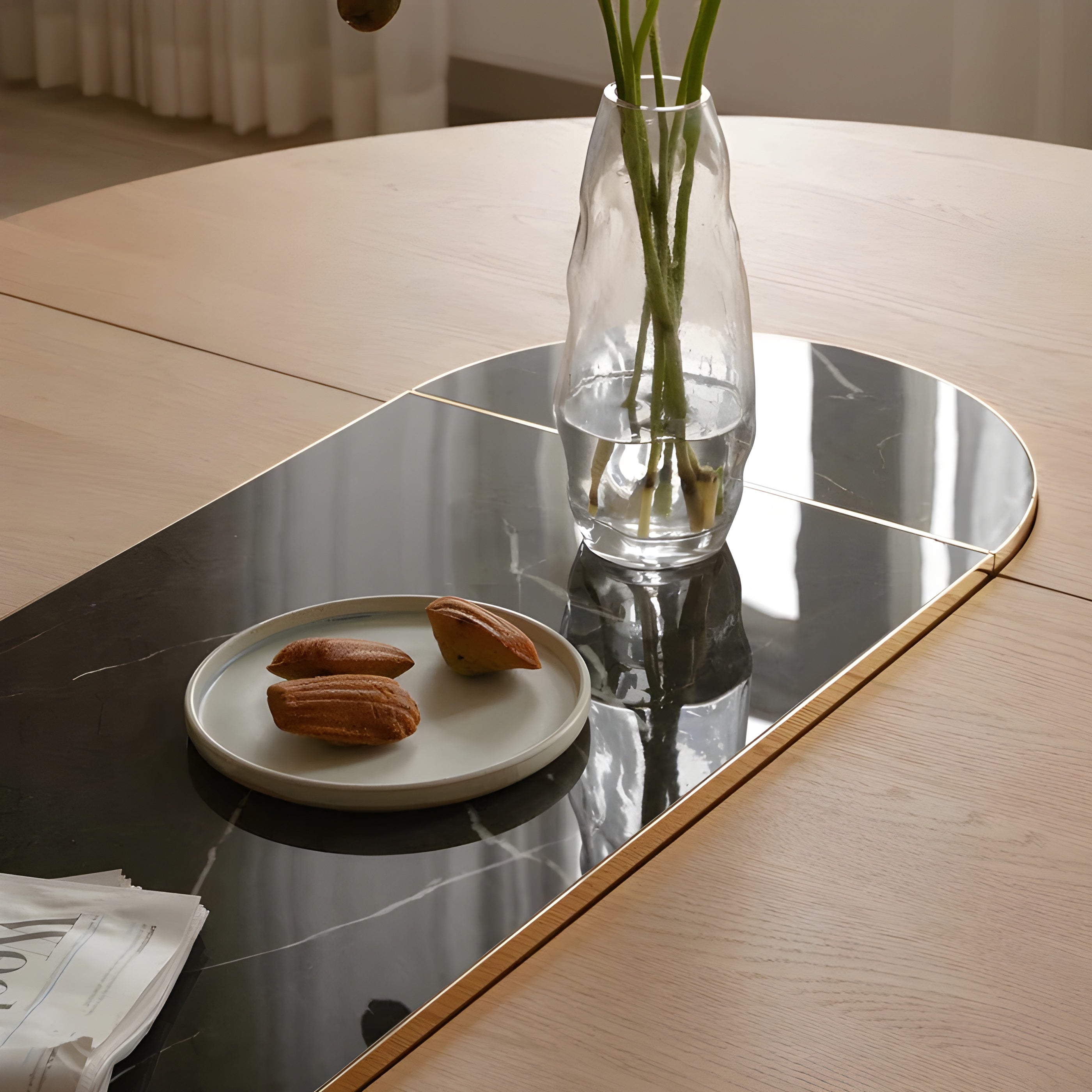 COMFORT CIRCLE round extendable table made of oak with a marble base