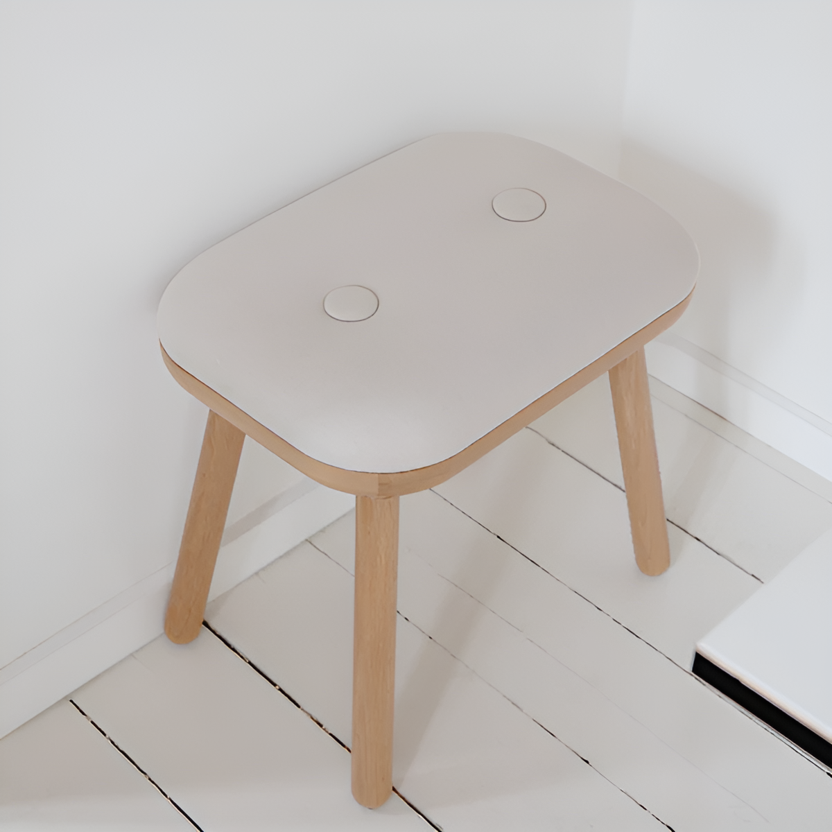 Hocker PAFF gebrochenes Weiß mit Eichenbasis
