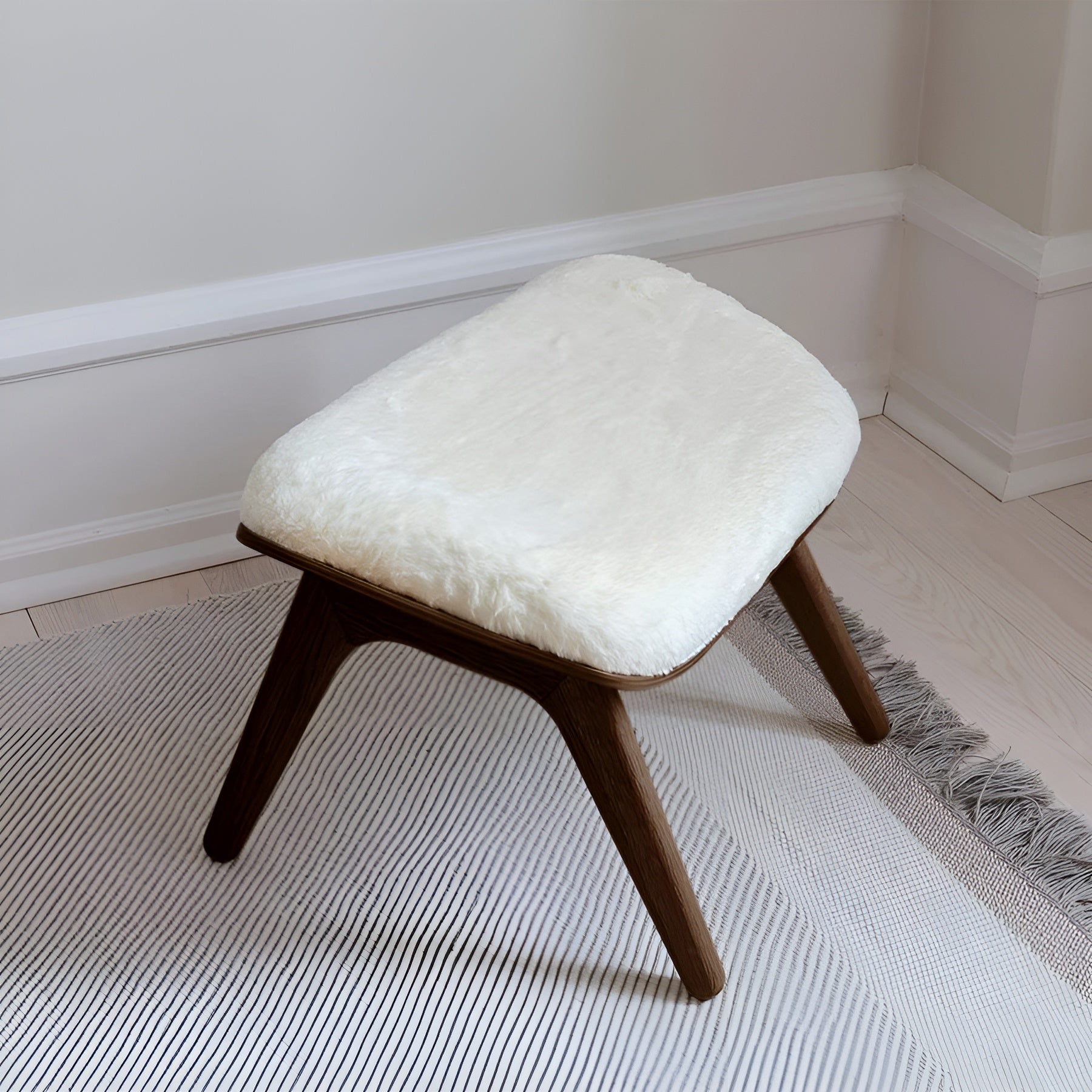 Podnóżek READER biały plusz z ciemną dębową podstawą