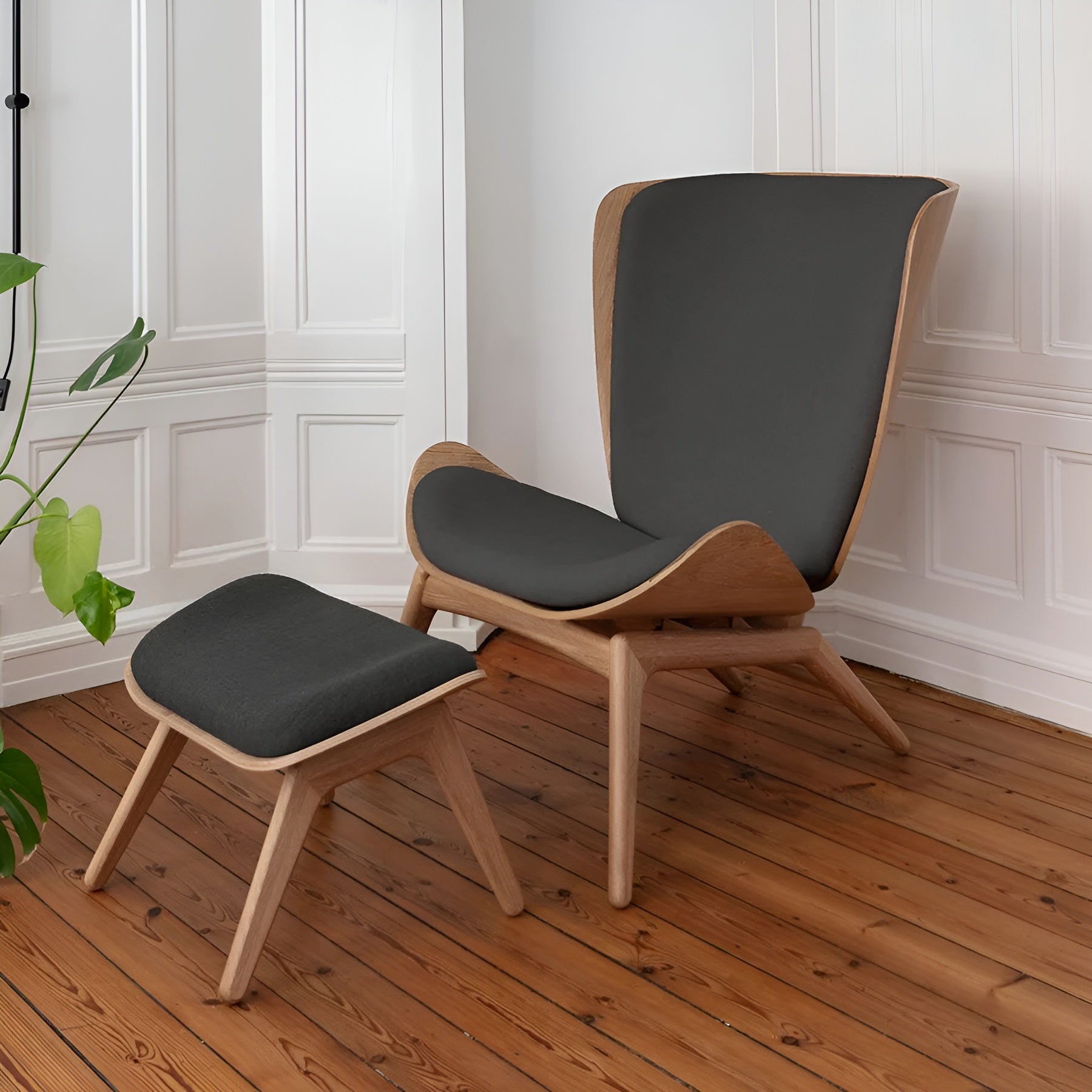 Fauteuil READER zwarte leer met eikenhouten basis
