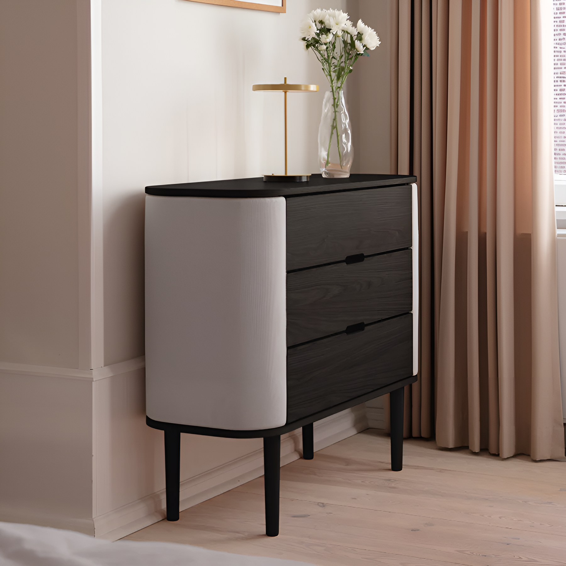 TREASURES kast gebroken wit met zwarte basis