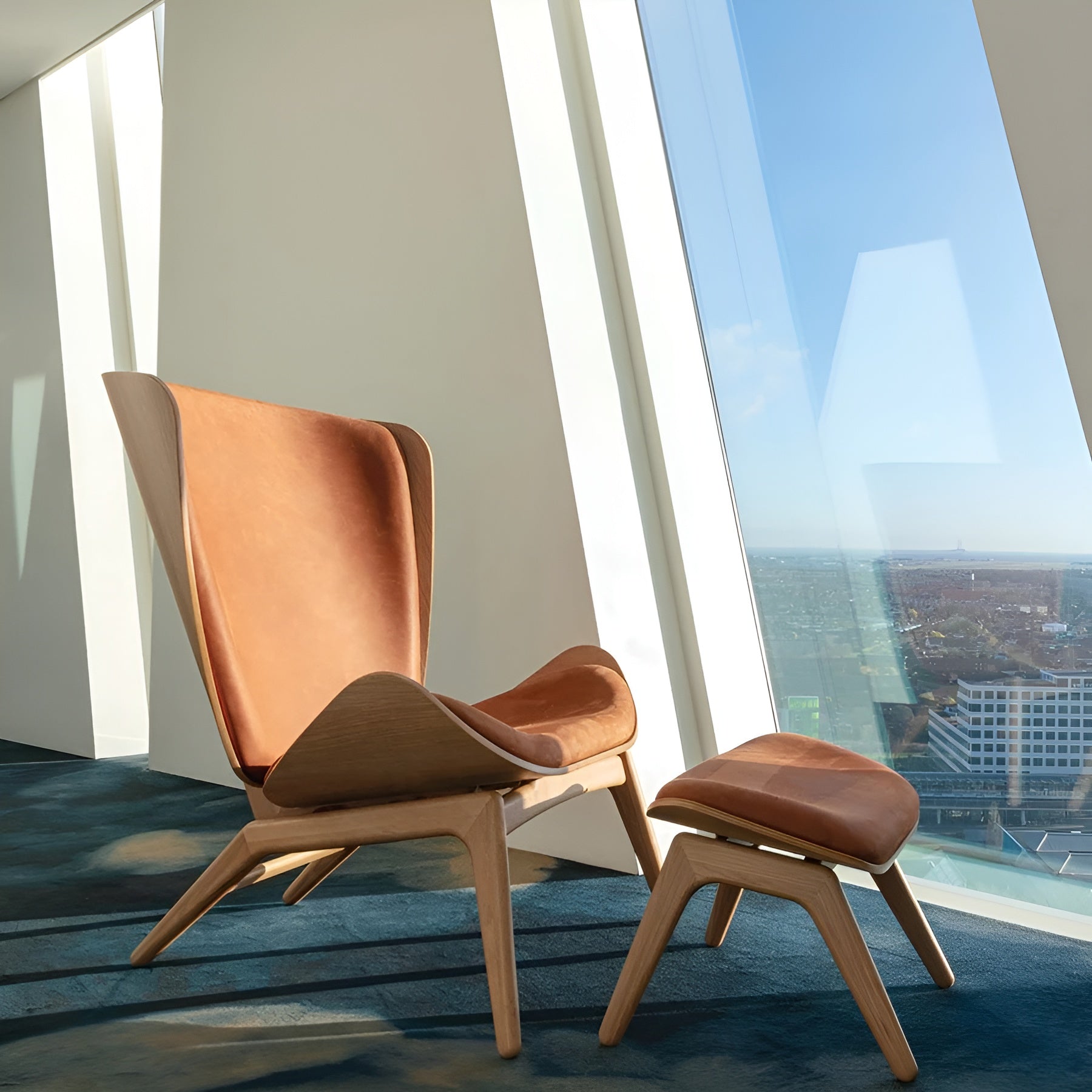 Fauteuil READER van cognackleurig leer met een donkere eiken basis