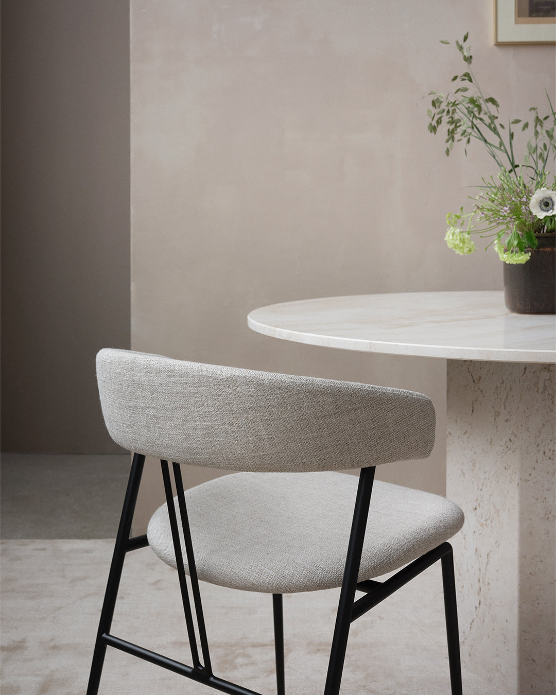 Krzesło tapicerowane VIOLIN z czarną podstawą