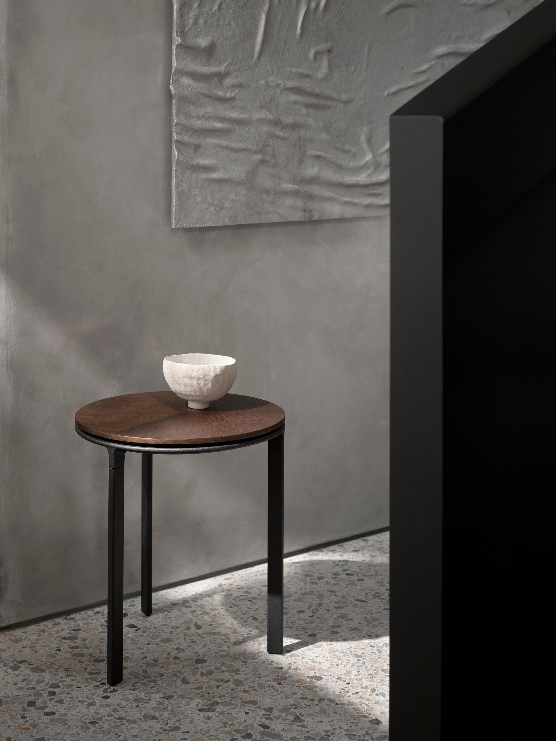 Beistelltisch 421 dunkles Eichenfurnier mit dunklem Aluminiumgestell
