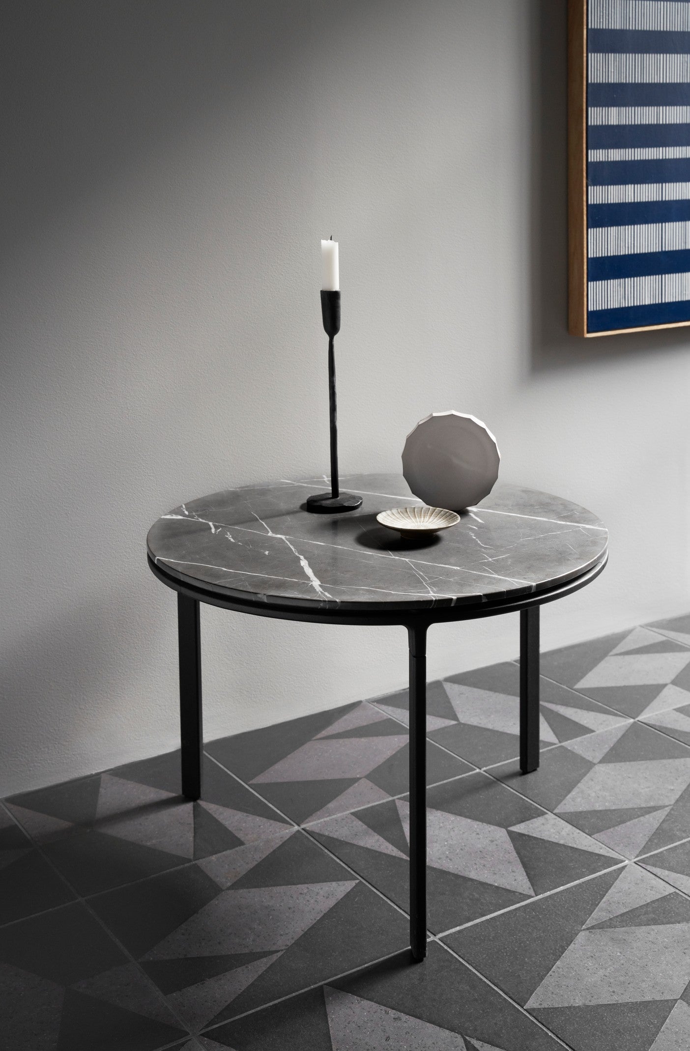Salontafel 423 donkergrijs marmeren blad met donkere aluminium basis