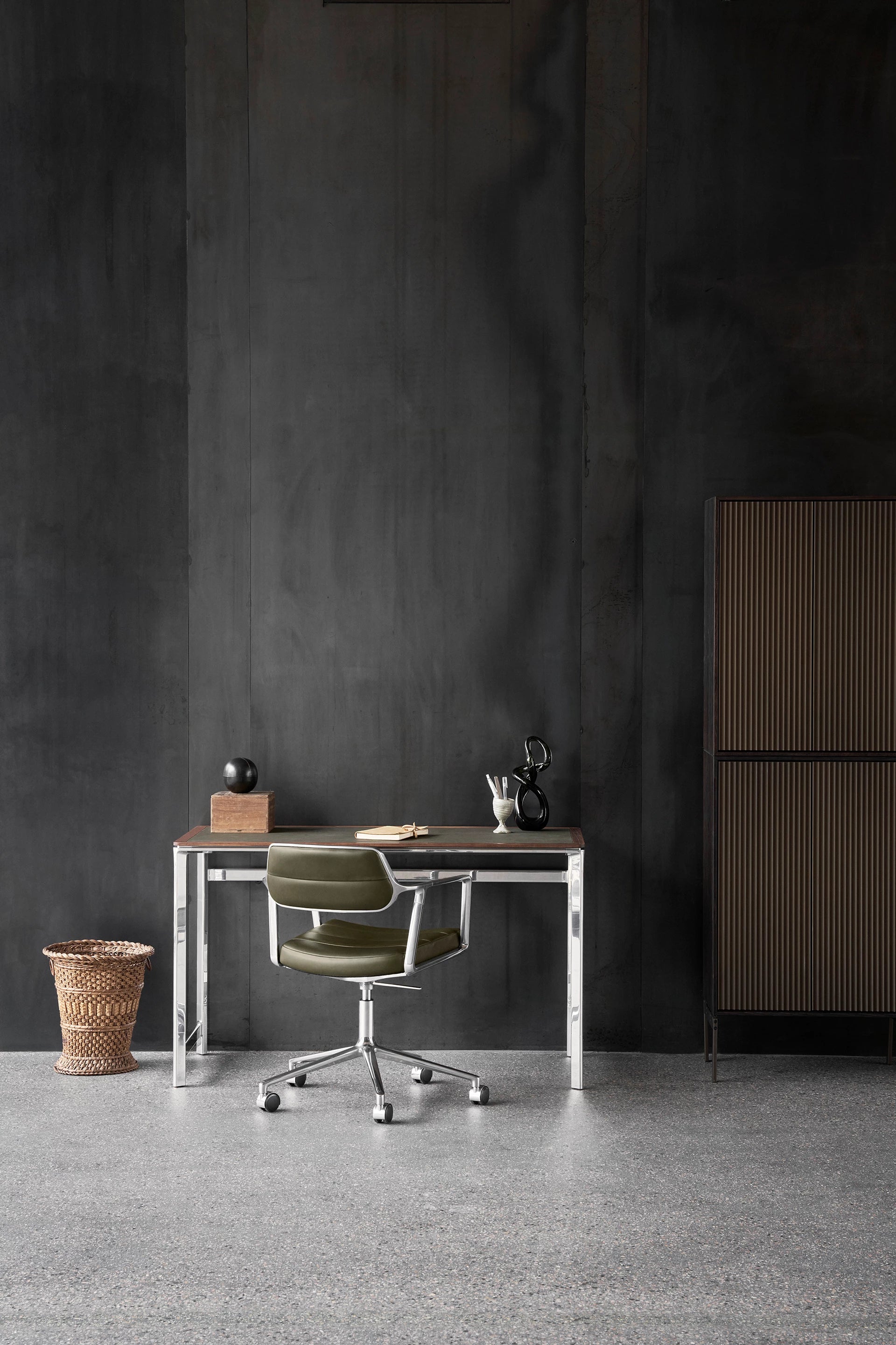 Schreibtisch STUDIO kamelbraun mit Lederoberfläche, Eichenrahmen und Aluminiumfuß