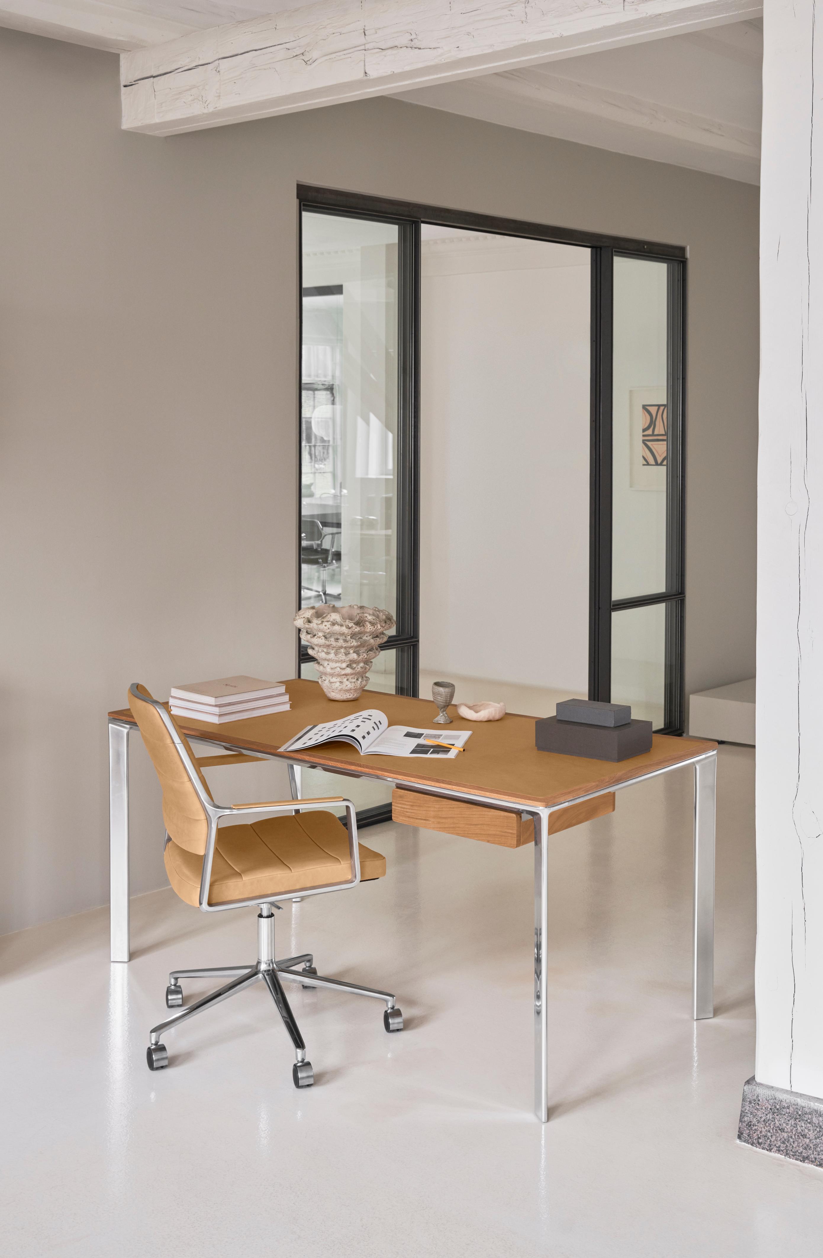 Bureau stoel 455+ met zandkleurige stof en metalen basis