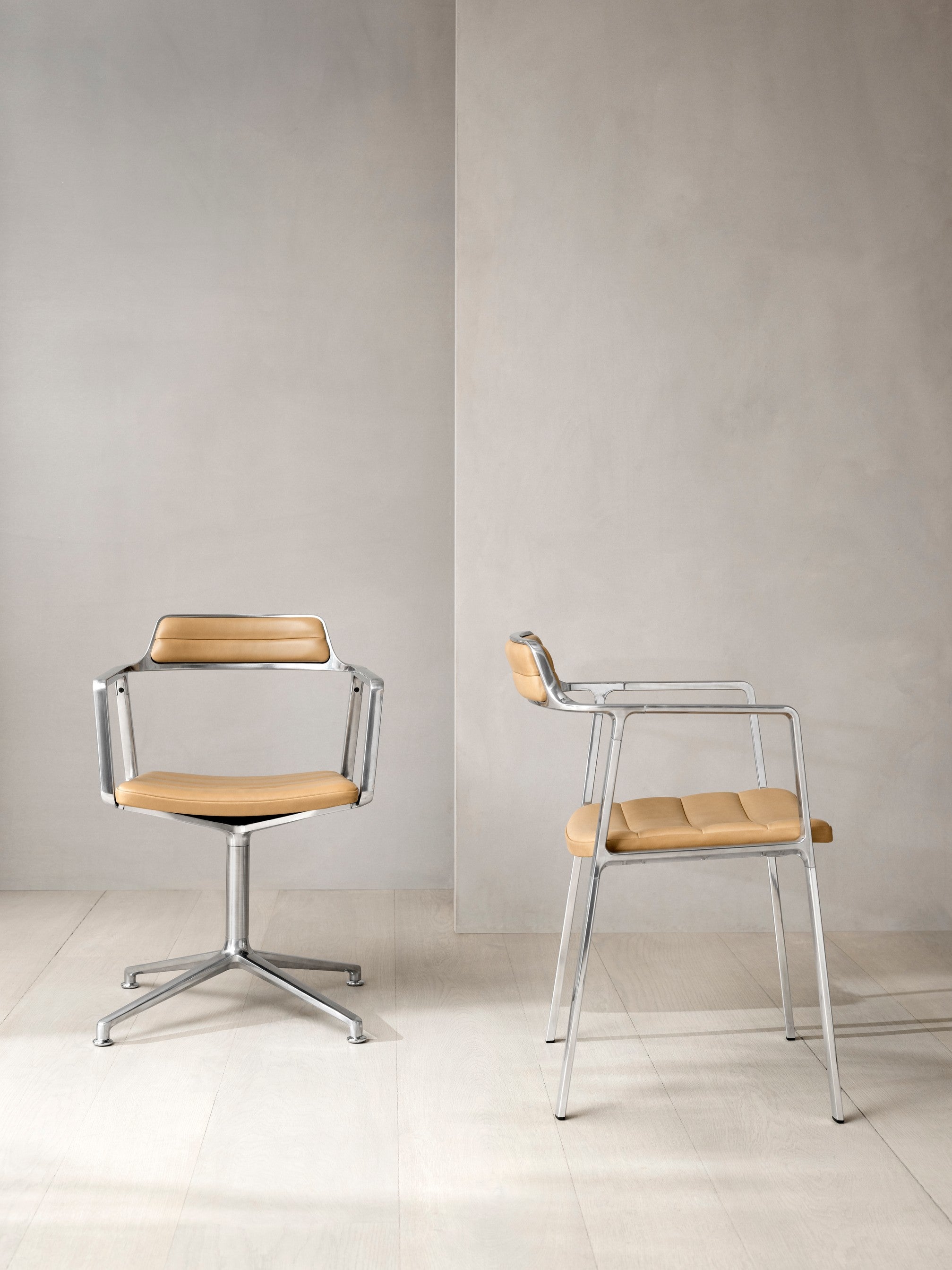 Stoel 451 karamel leer met metalen basis