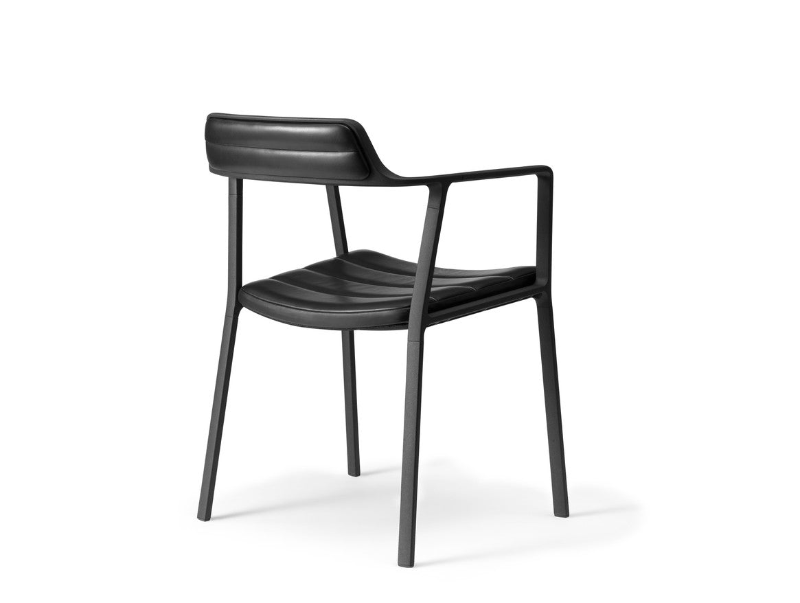Stoel 451 zwart leer met zwarte metalen basis