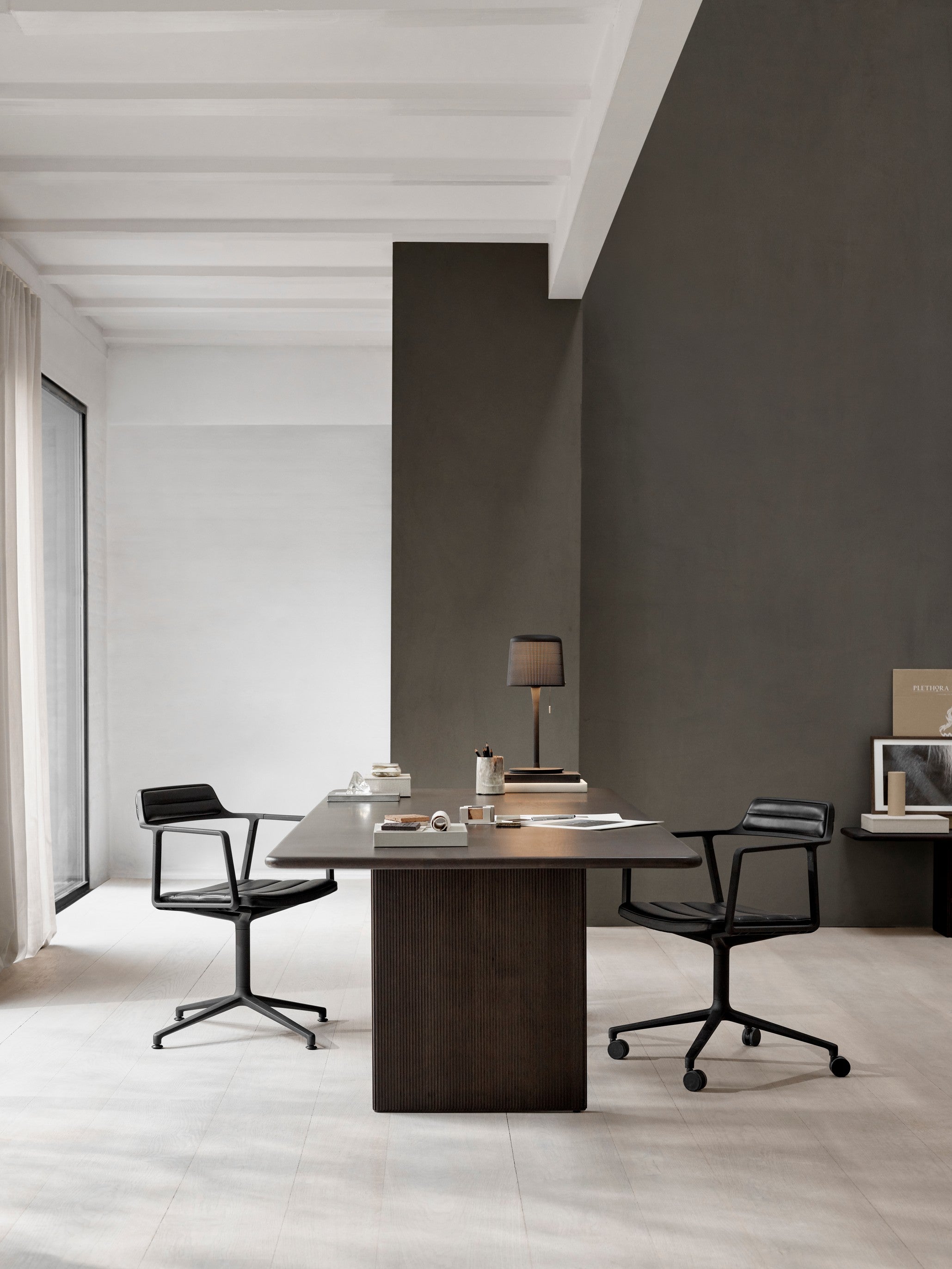 Tafel CABIN grijs marmeren blad met donkere eiken basis