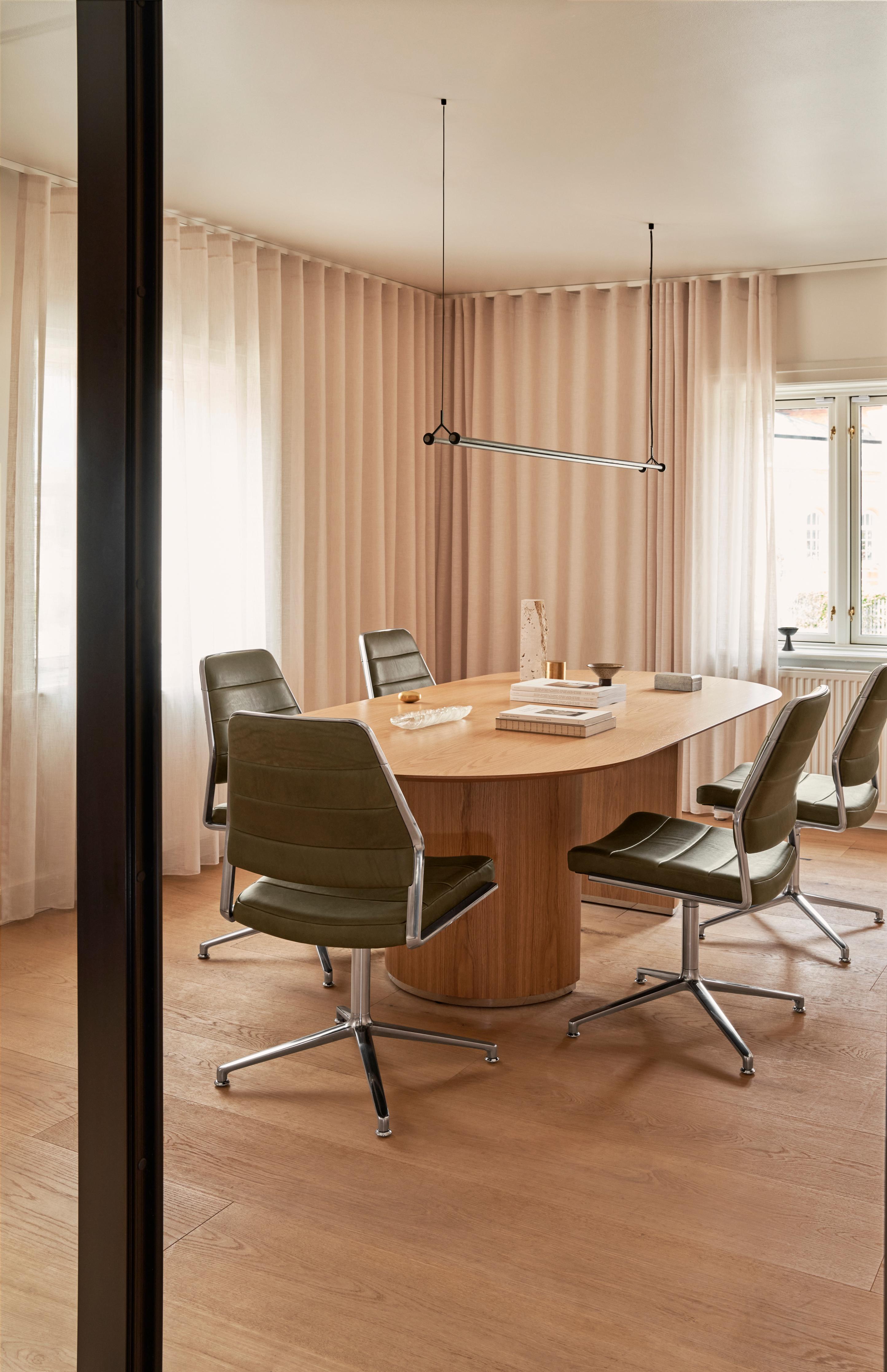 Bureau stoel 454 in karamelkleurig leer met een metalen basis