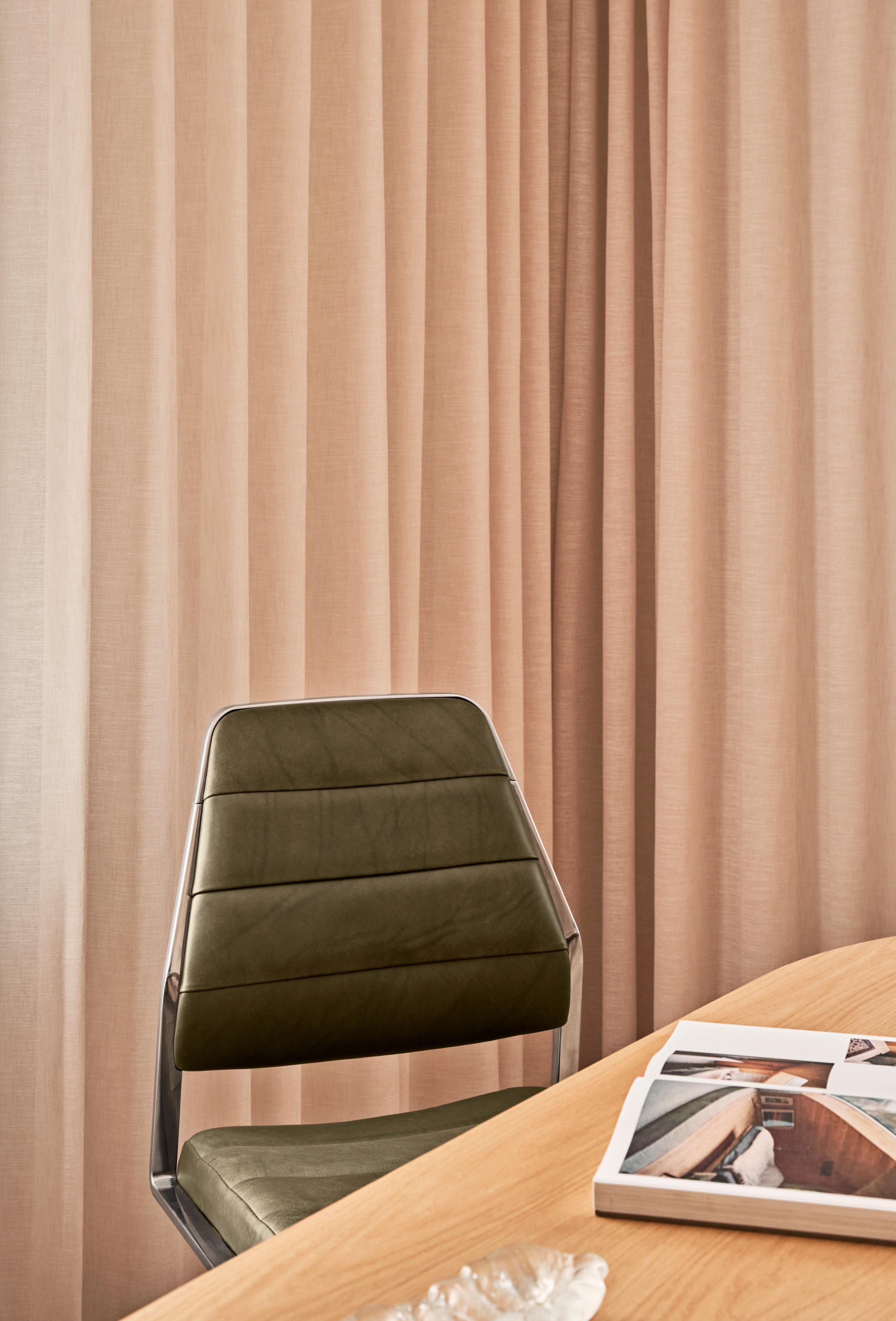 Bureau stoel 454 in karamelkleurig leer met een metalen basis