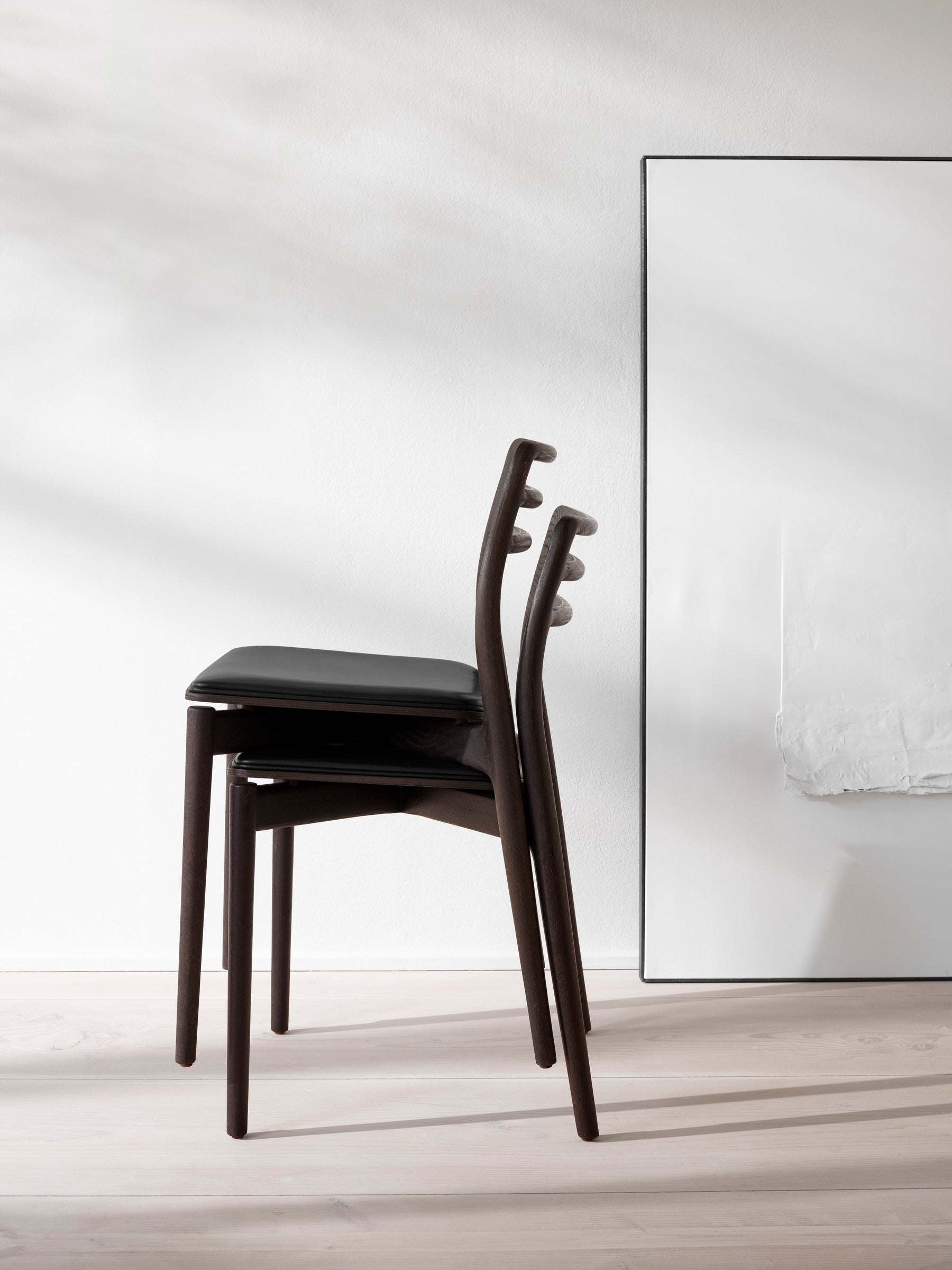Stuhl CABIN schwarze Leder mit dunklem Eichenfuß