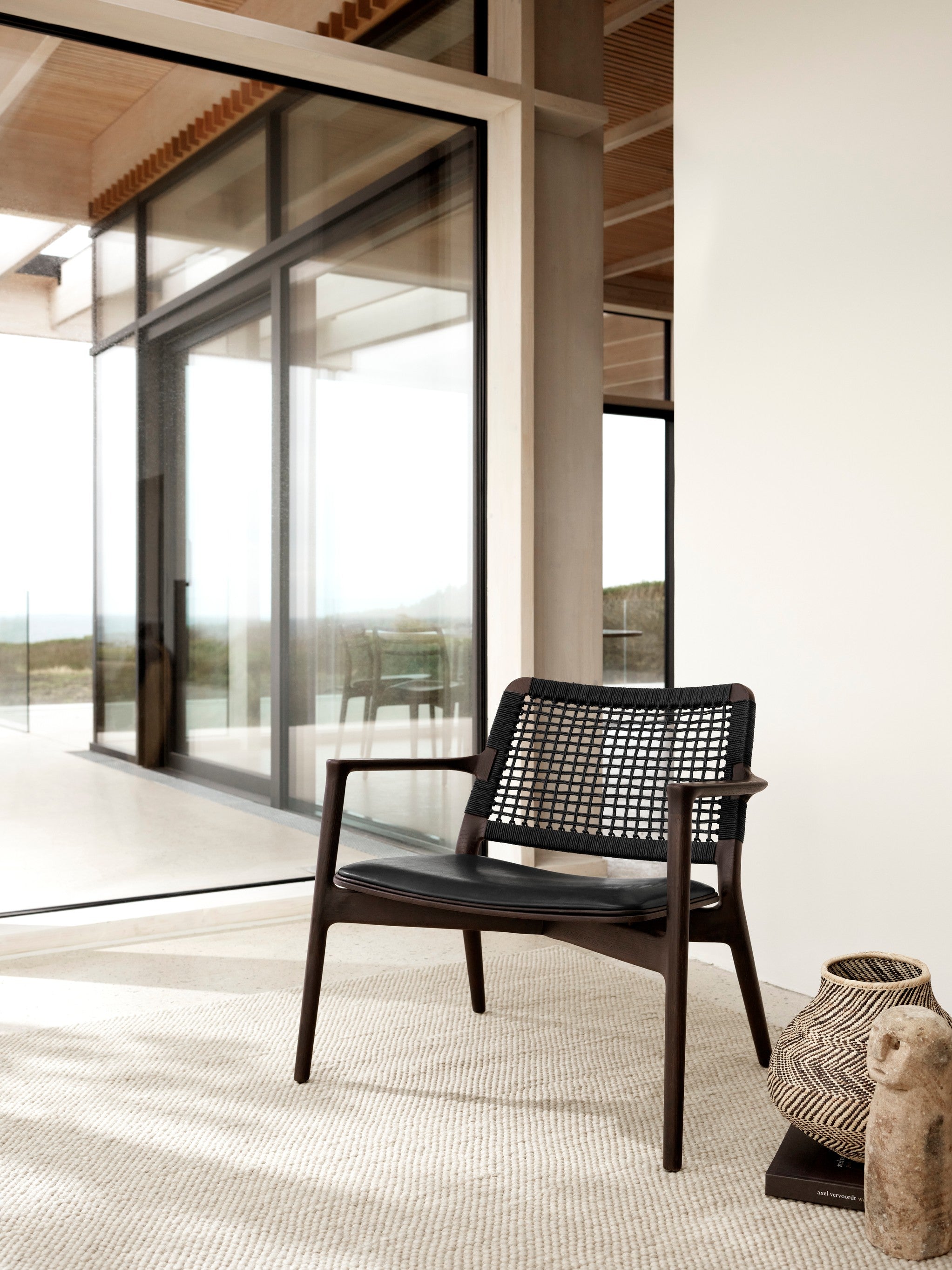 Fauteuil CABIN zwart leer met donkere eiken basis