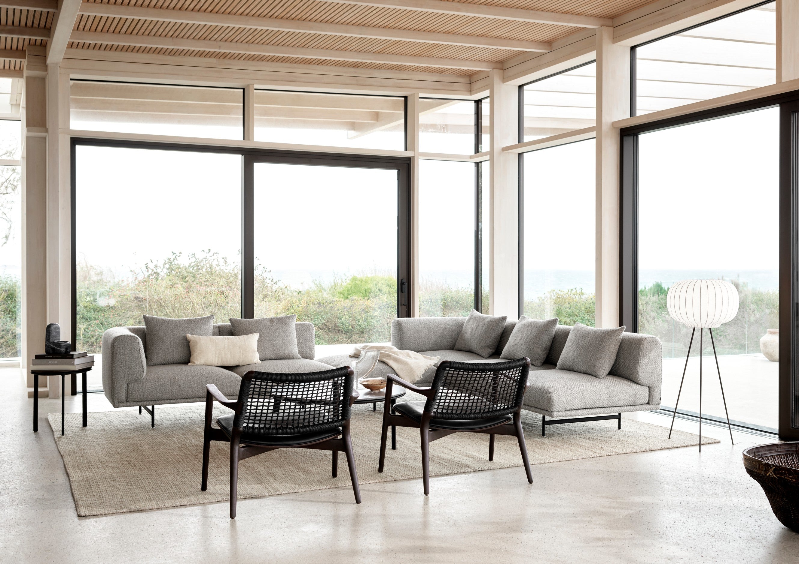 Fauteuil CABIN zwart leer met donkere eiken basis