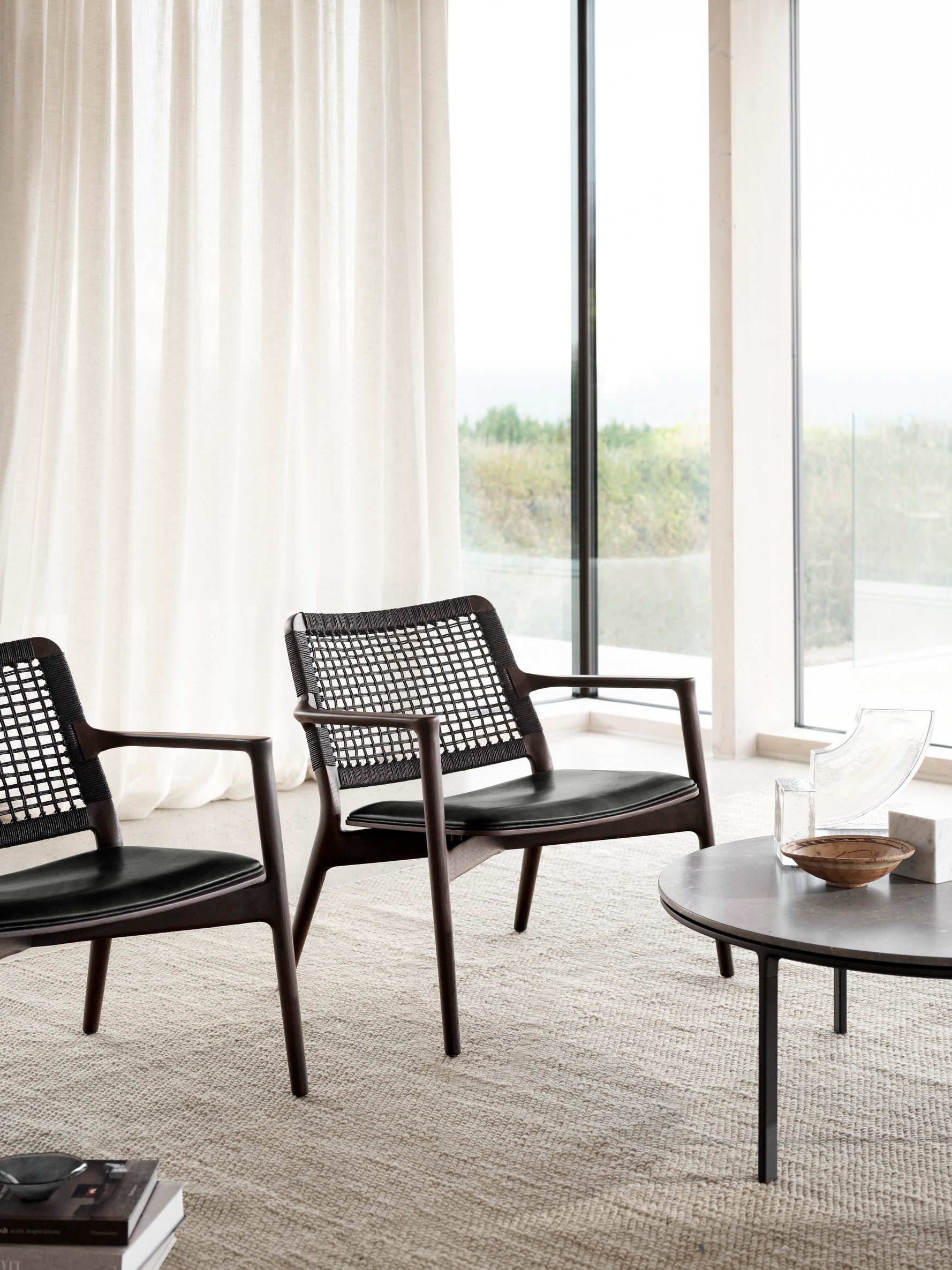 Fauteuil CABIN zwart leer met donkere eiken basis