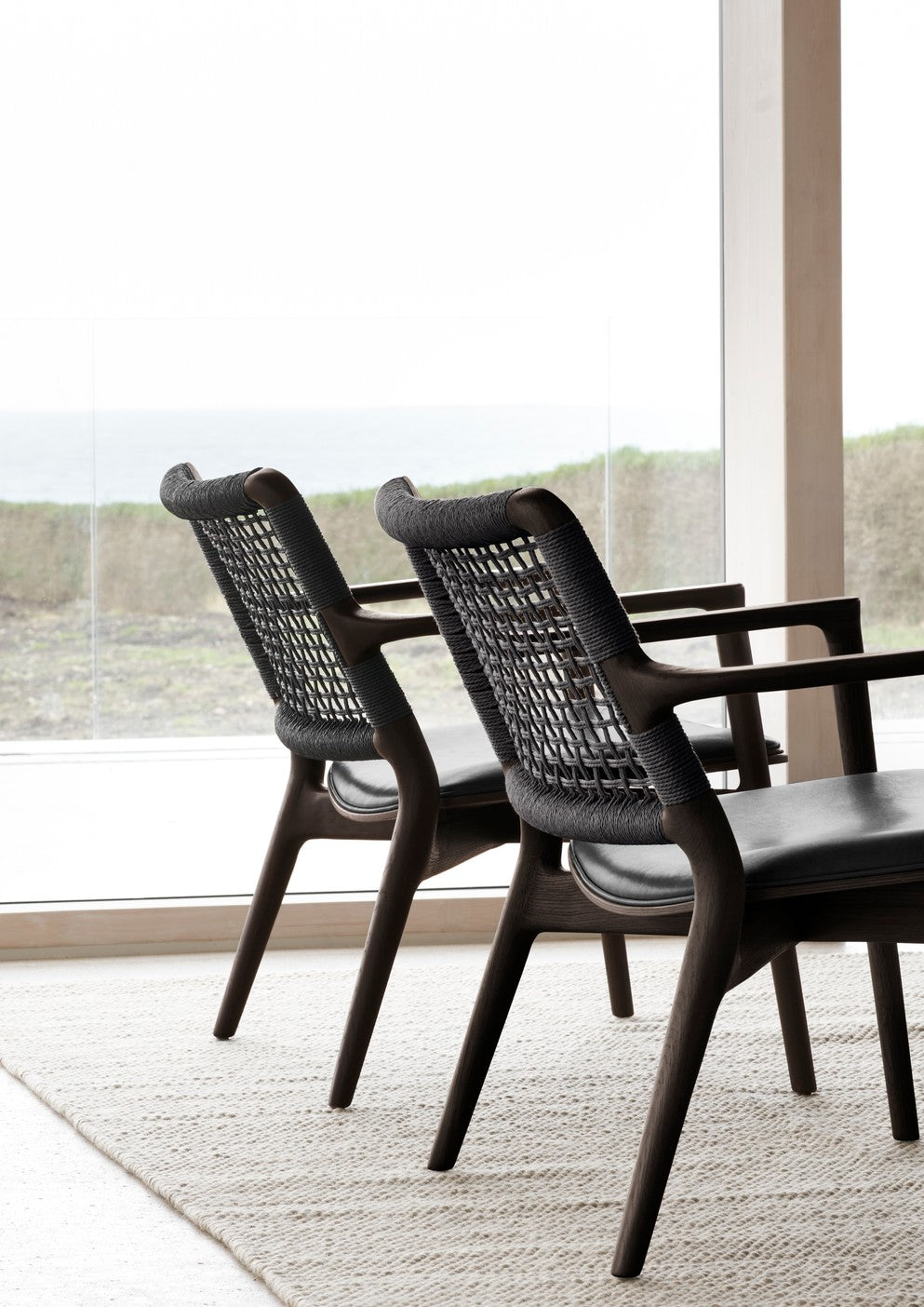 Fauteuil CABIN zwart leer met donkere eiken basis