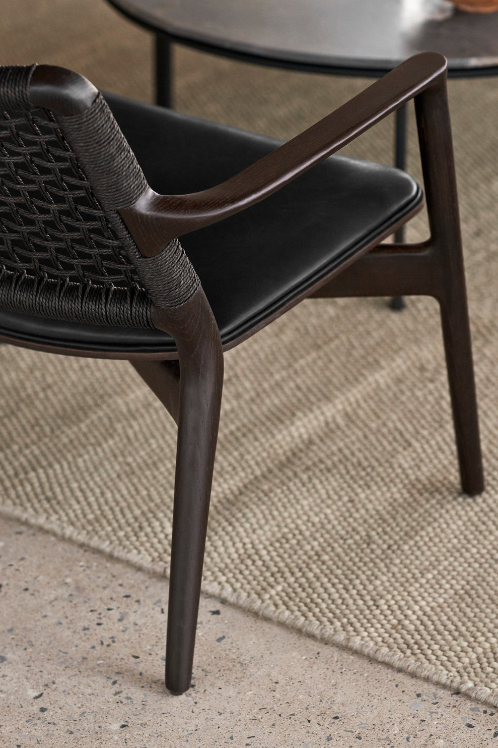 Fauteuil CABIN zwart leer met donkere eiken basis
