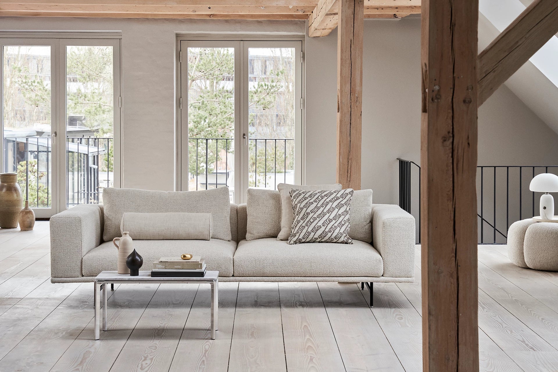 Sofa 3-zits LOFT lichtgrijze Wavy stof met zwarte basis