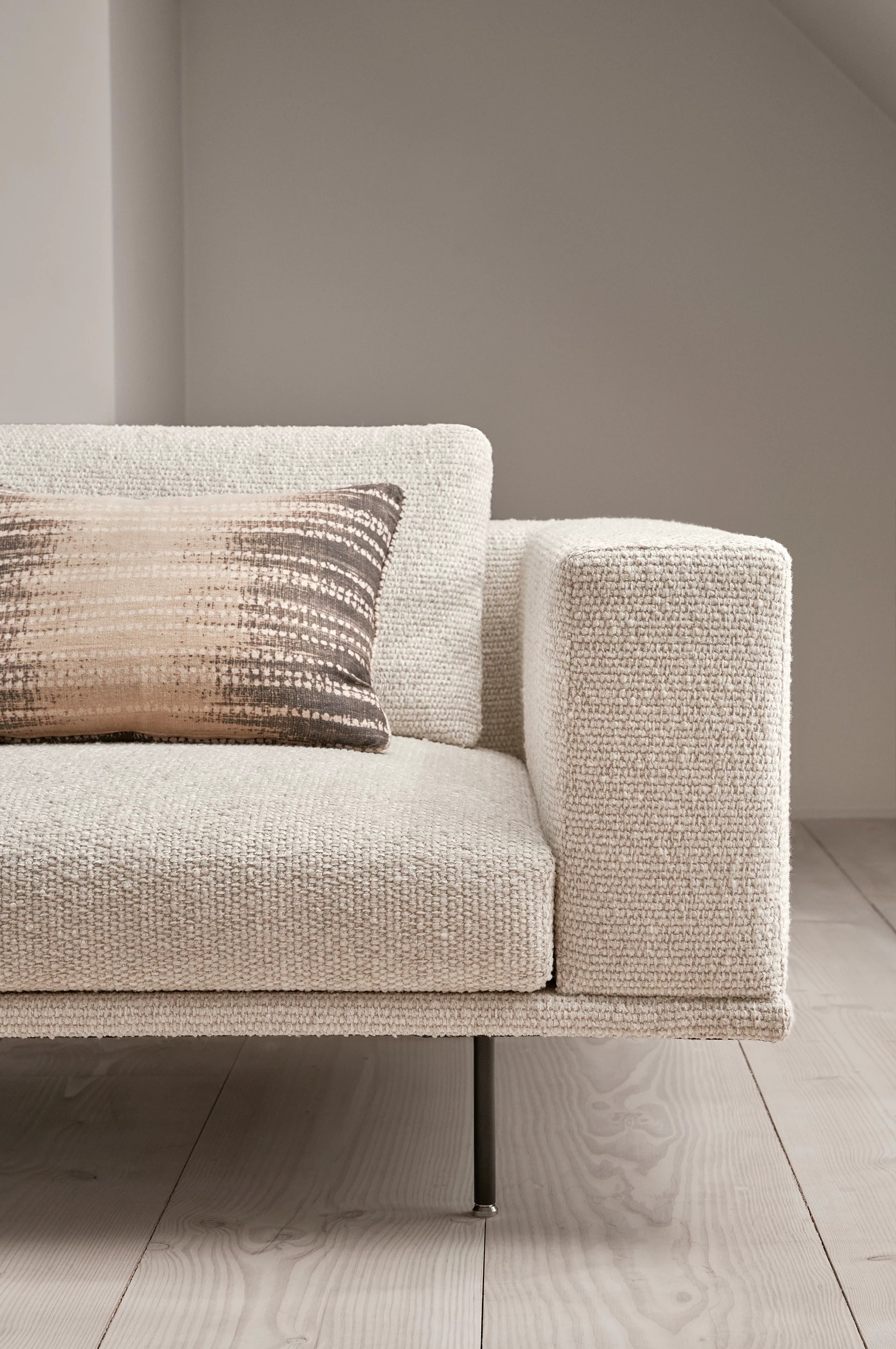 Sofa 3-zits LOFT donkerbeige stof Brook met zwarte basis