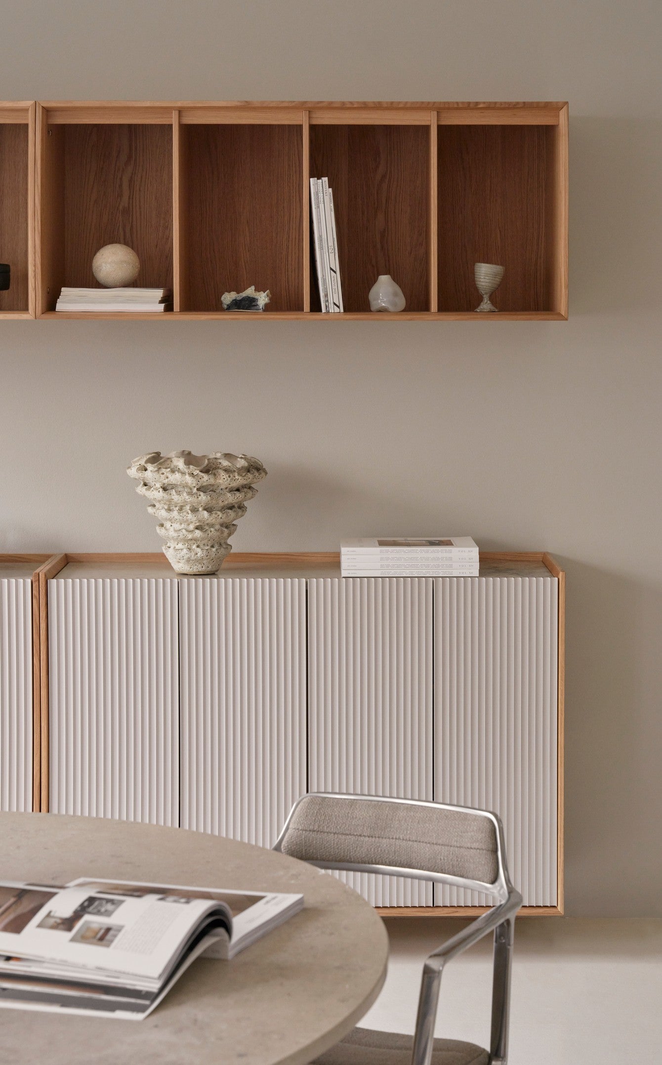 Komoda wisząca H5 dębowy fornir z szarym marmurowym blatem – Vipp