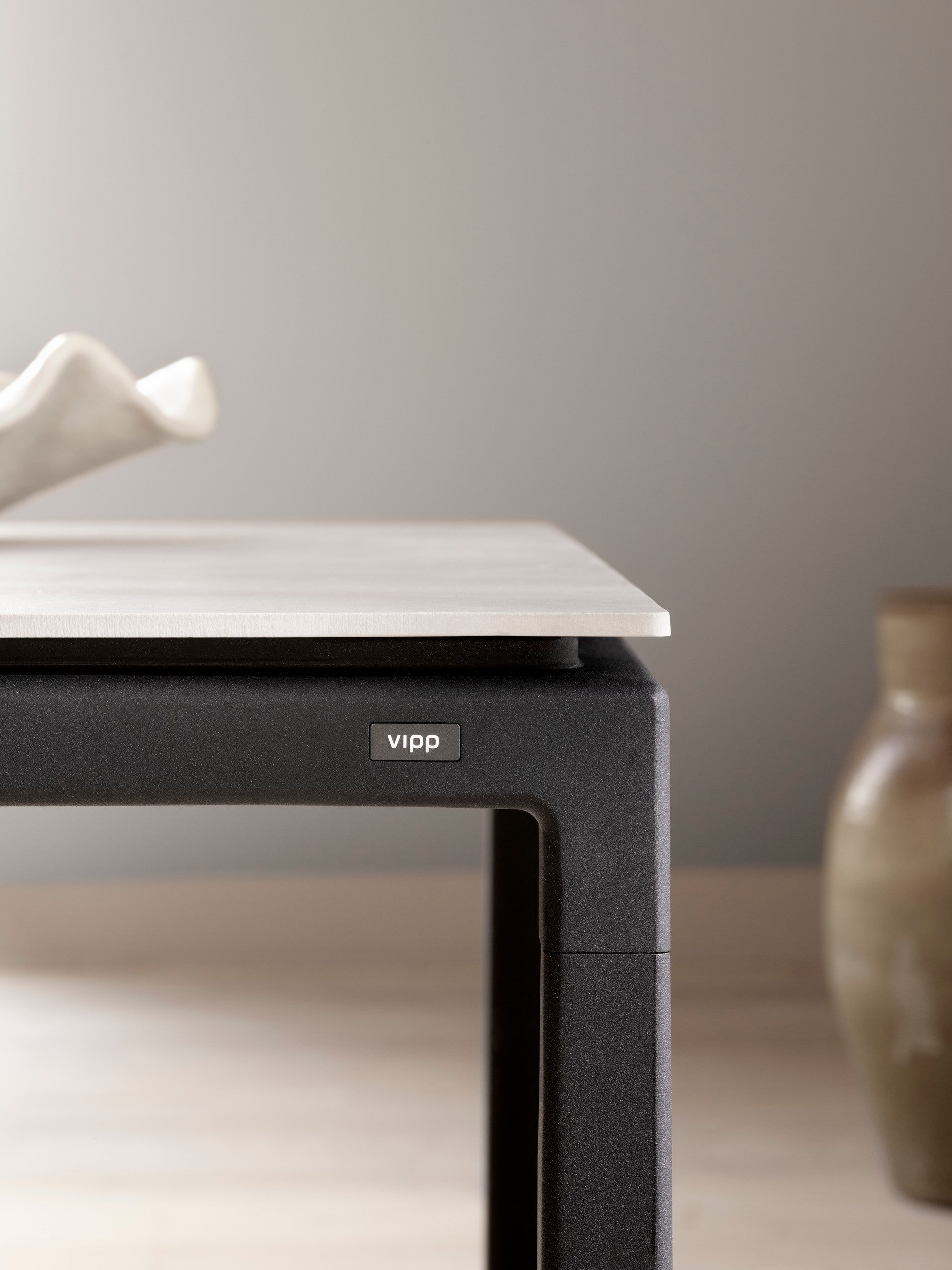 Tafel 971 grijs keramisch blad met donkere stalen basis