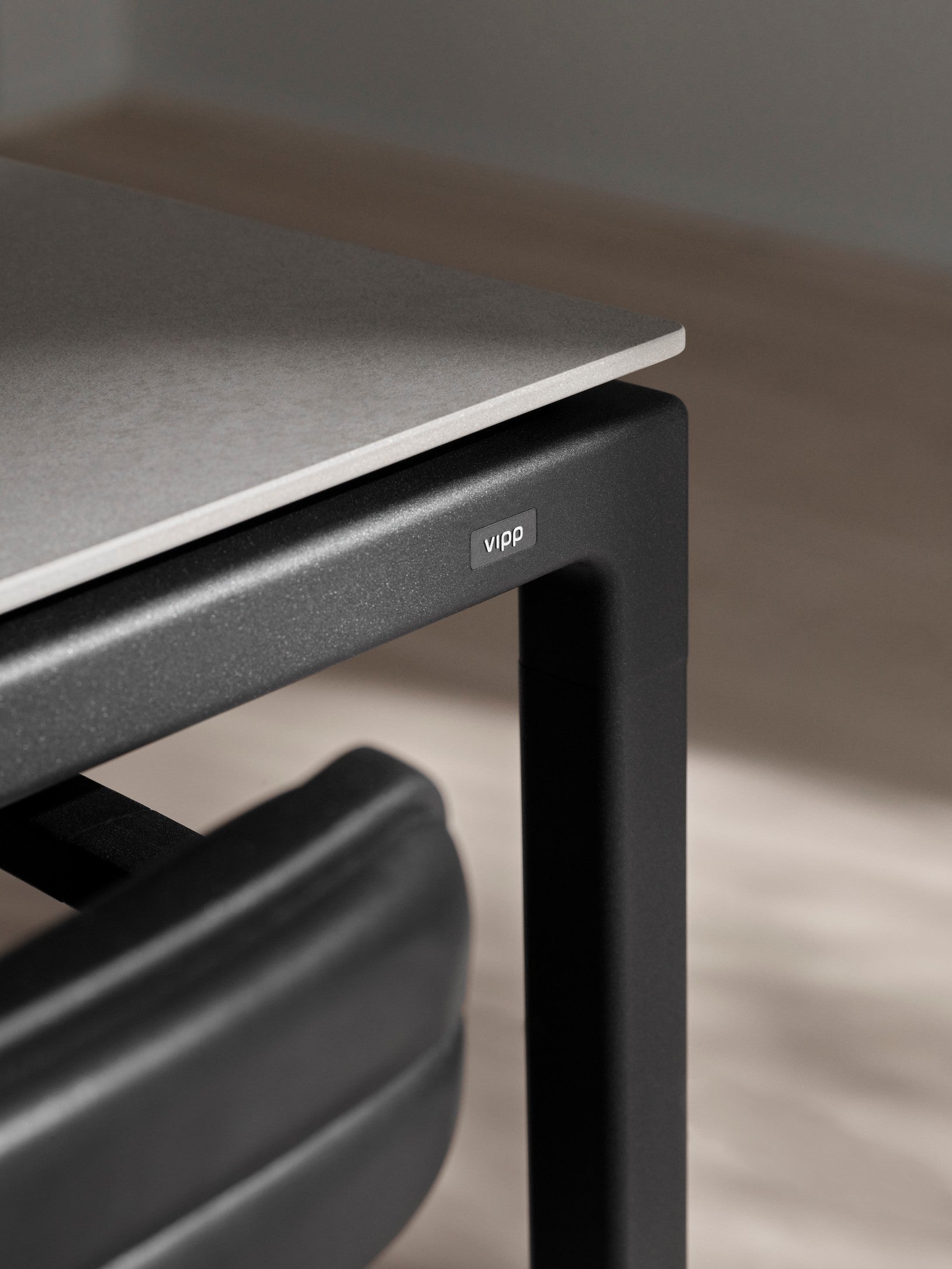 Tafel 971 grijs keramisch blad met donkere stalen basis
