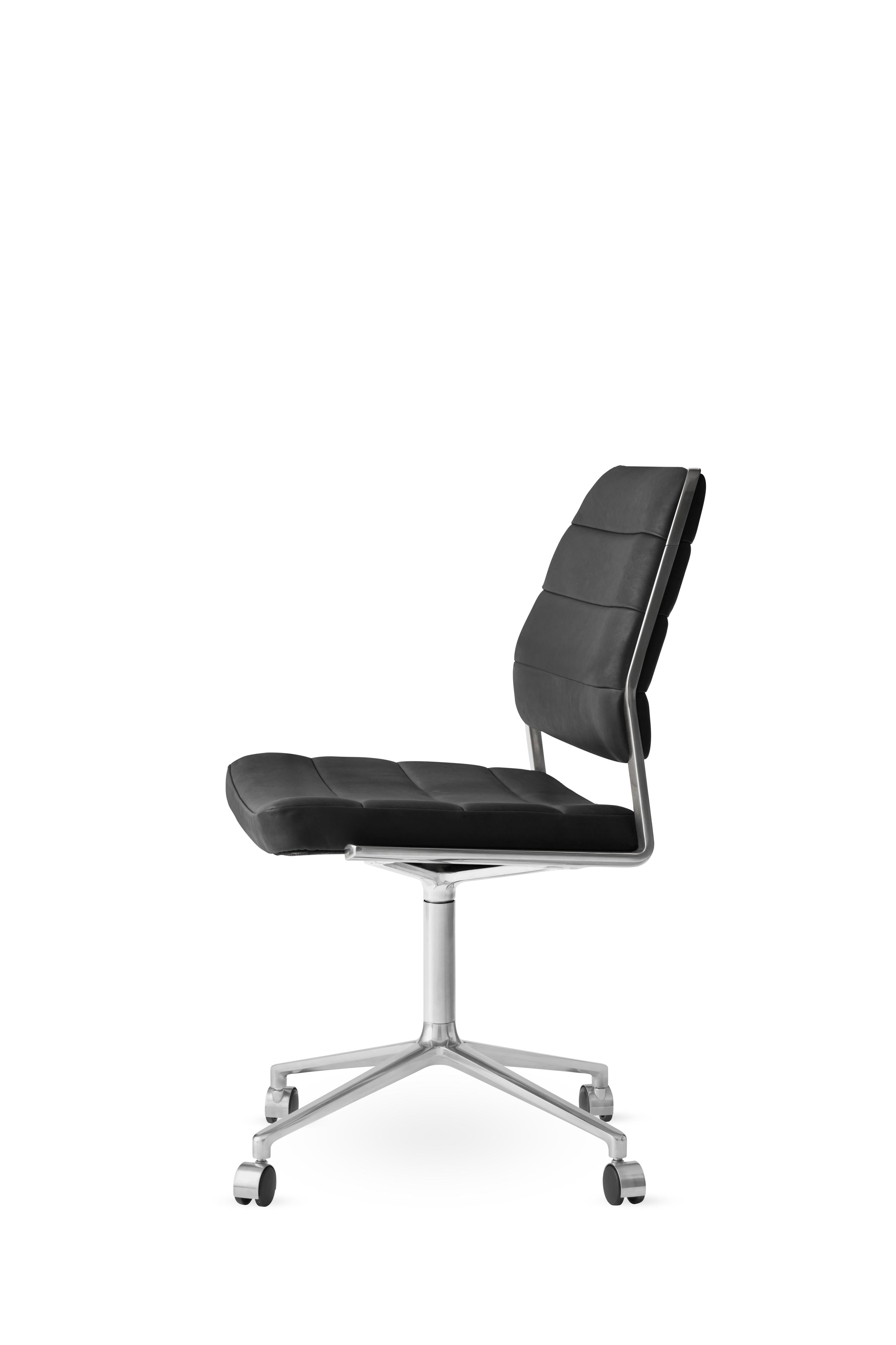 Bureau stoel 454 met zwarte leren bekleding en een metalen basis
