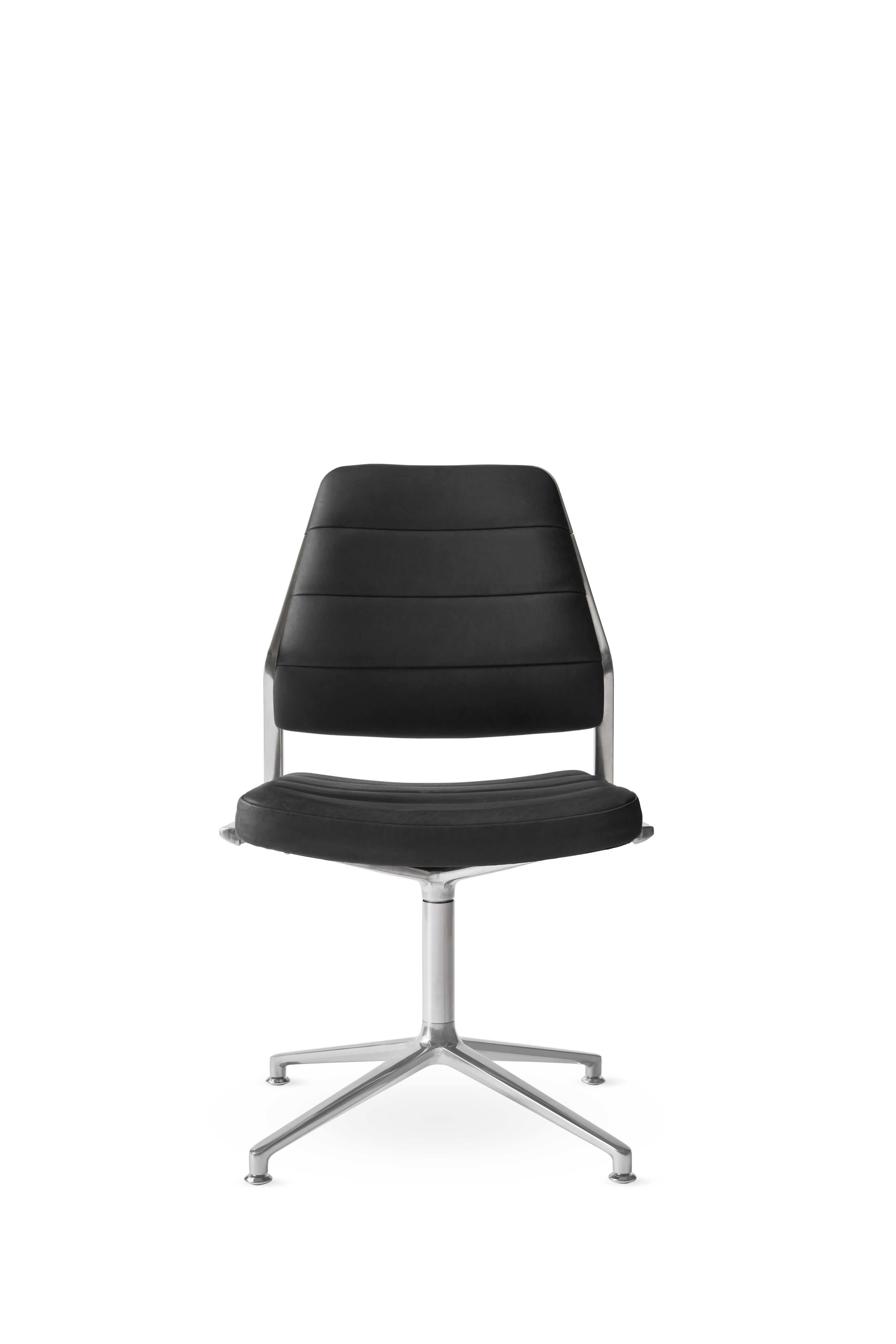 Bureau stoel 454 met zwarte leren bekleding en een metalen basis