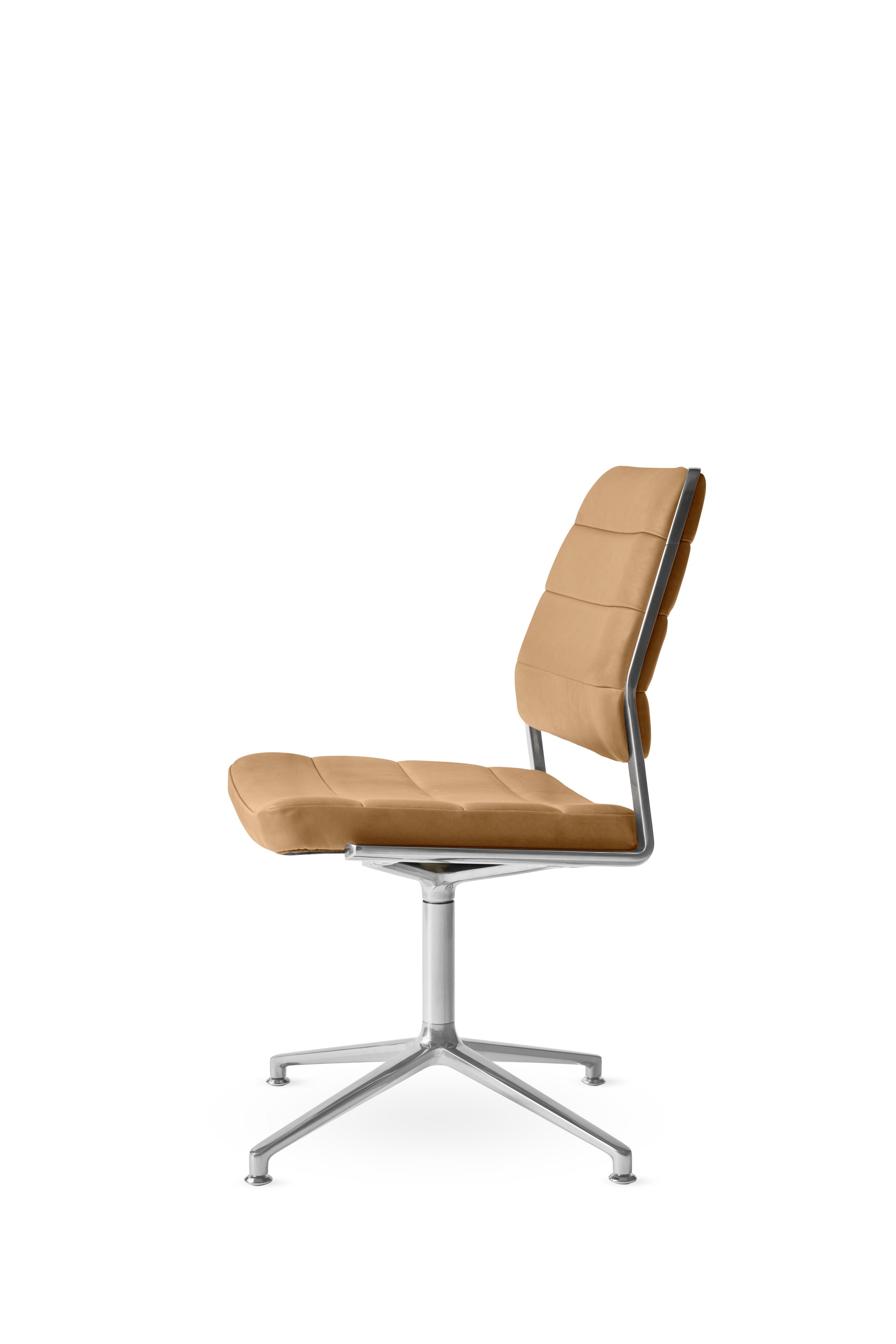 Bureau stoel 454 in karamelkleurig leer met een metalen basis