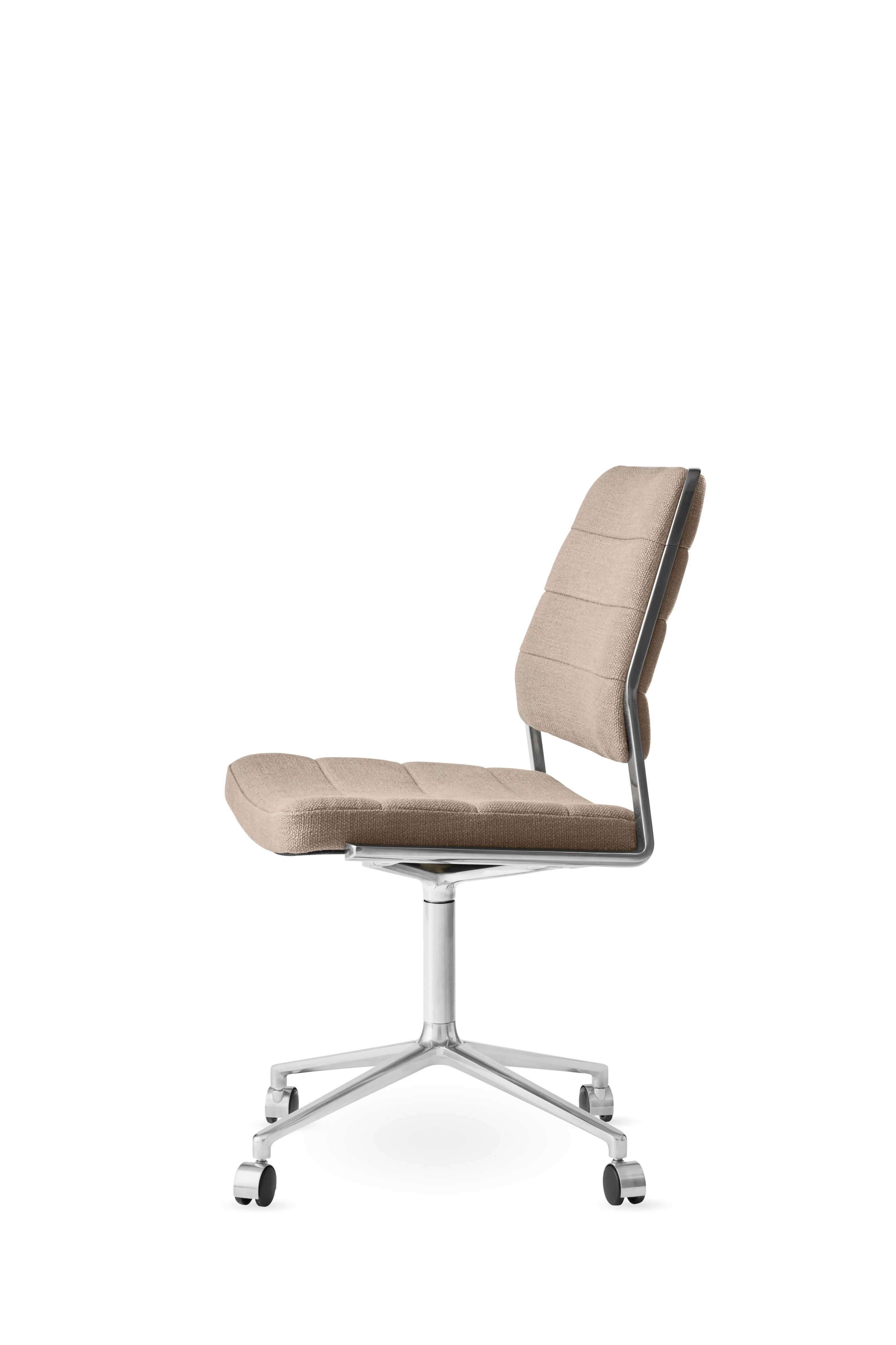Bureau stoel 454 in zandkleurige stof met metalen basis
